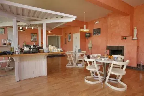 Lounge or bar, Restaurant/Places to Eat in Hotel du Val Vert