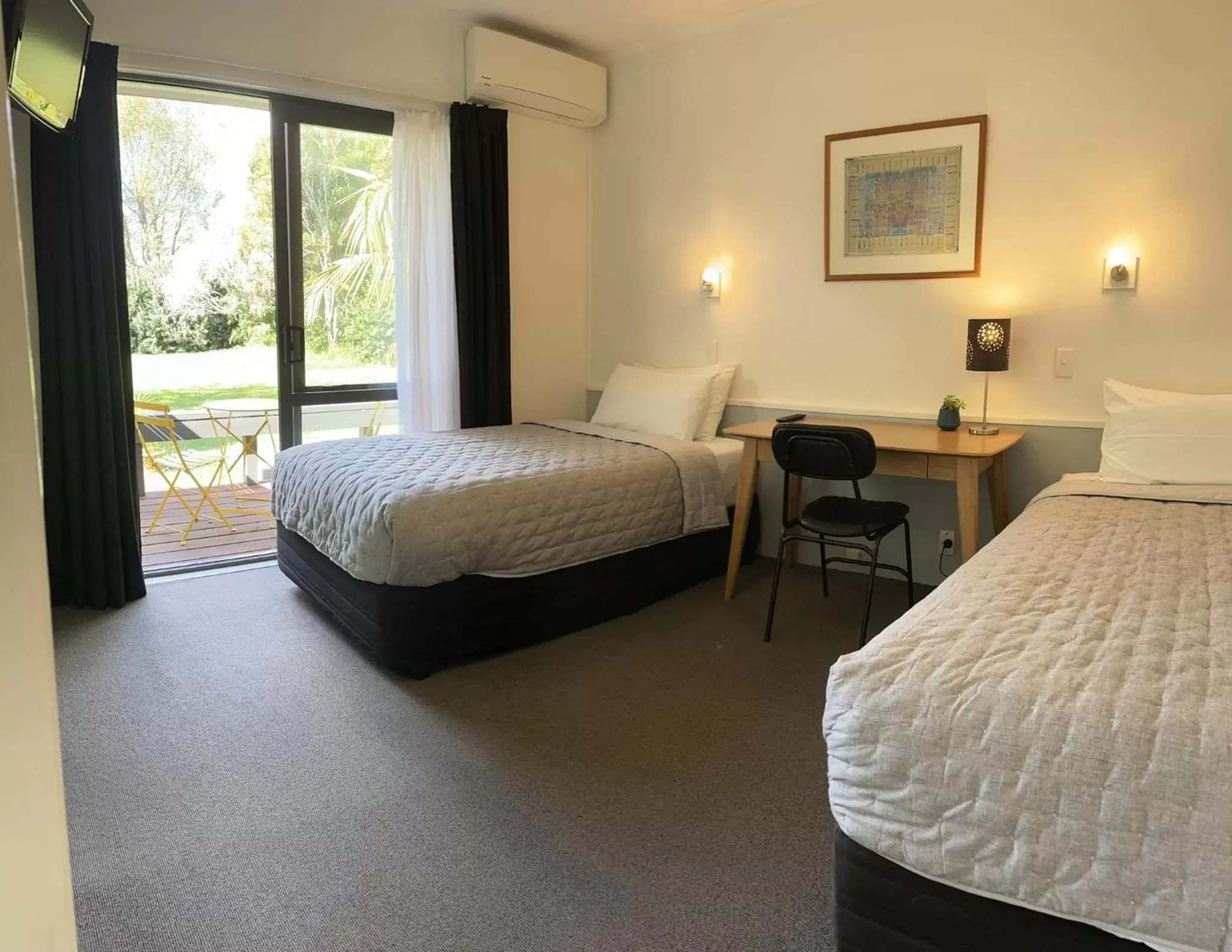 Bed in Aotearoa Lodge