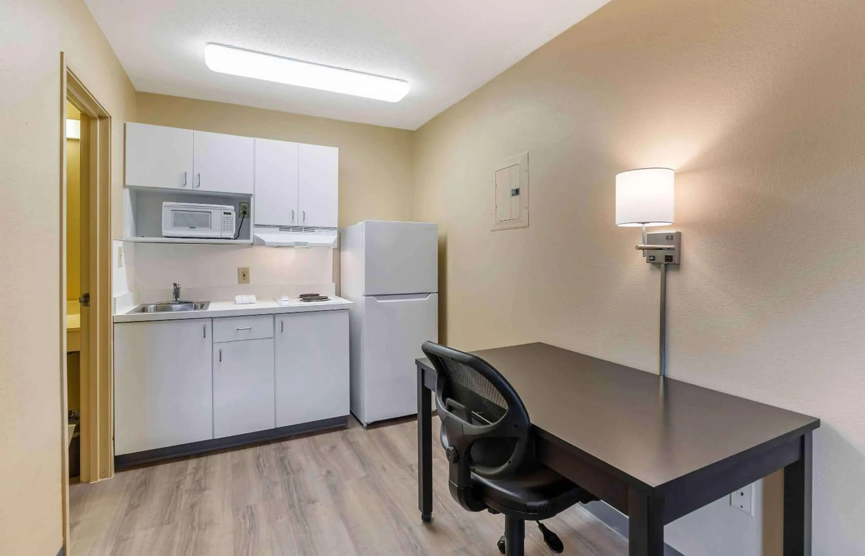 Bedroom, Kitchen/Kitchenette in Extended Stay America Suites - St Louis - Westport - East Lackland Rd