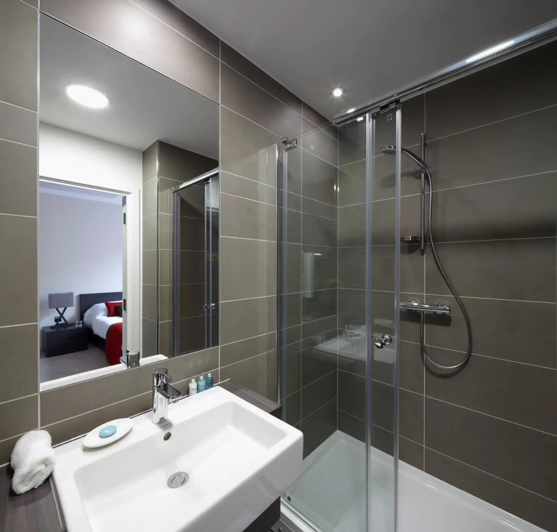 Shower, Bathroom in Hotel Xanadu