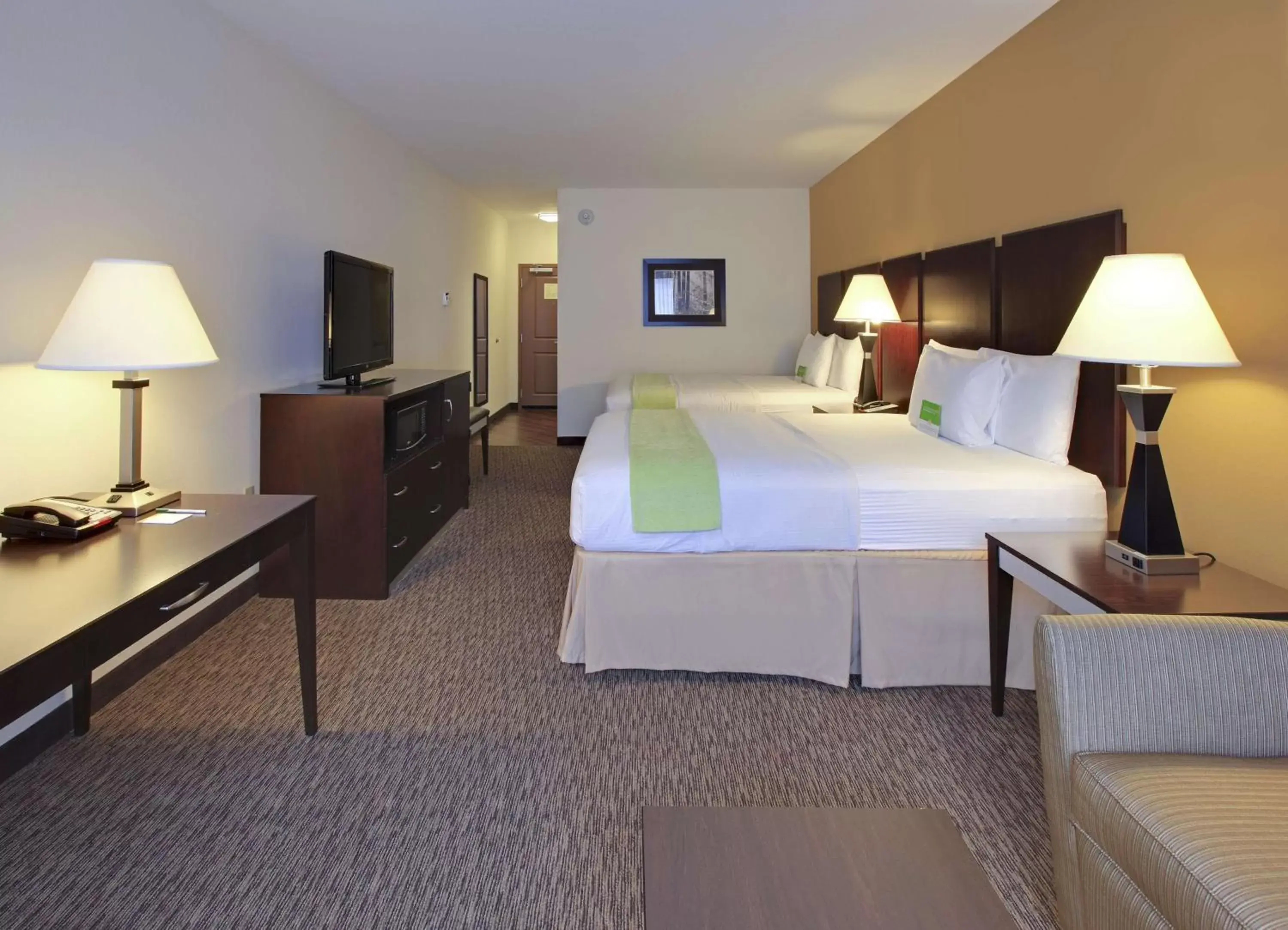 Photo of the whole room, Bed in La Quinta by Wyndham Memphis Wolfchase