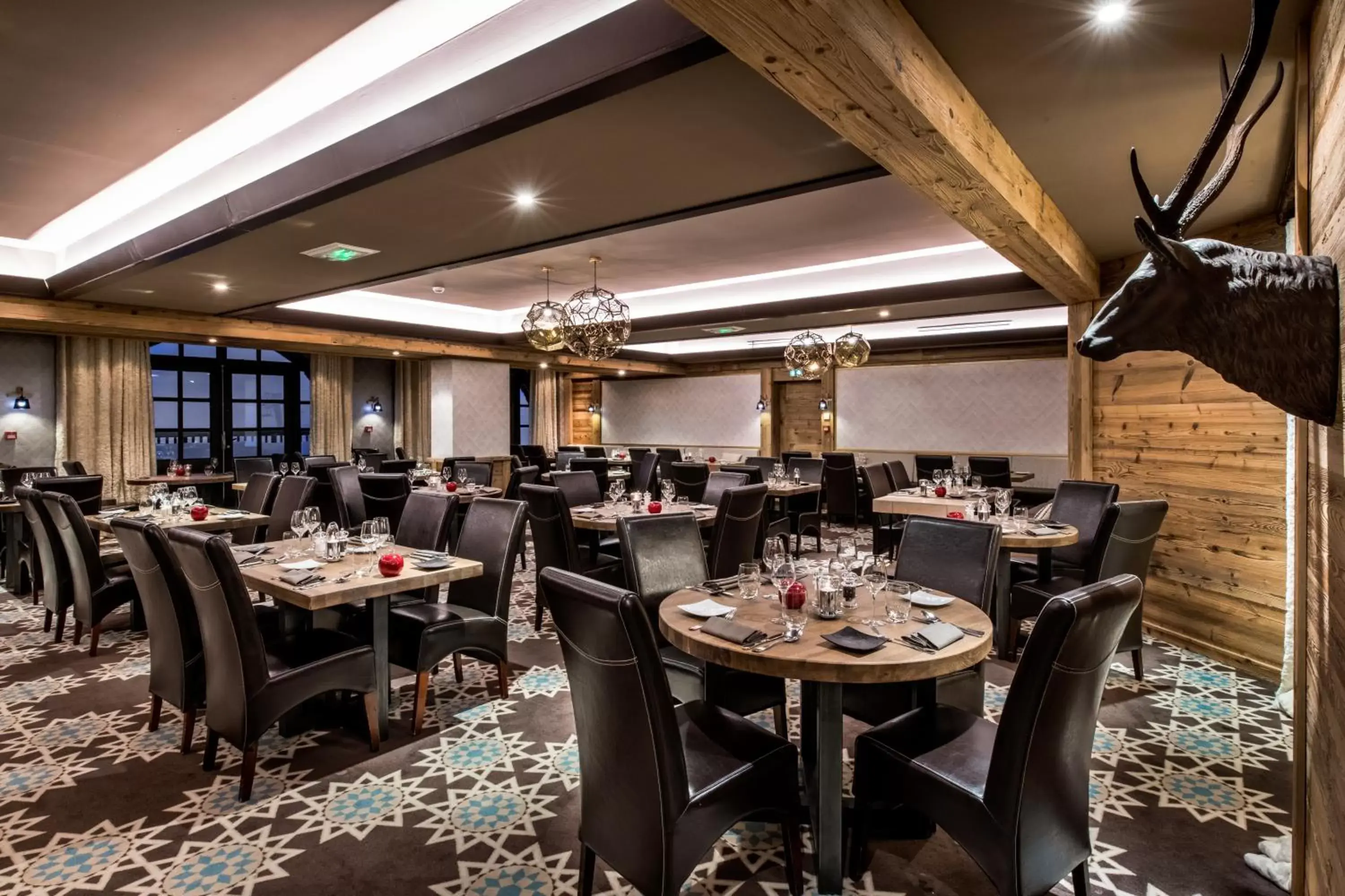 Restaurant/Places to Eat in Hôtel Les Suites du Montana by Les Etincelles