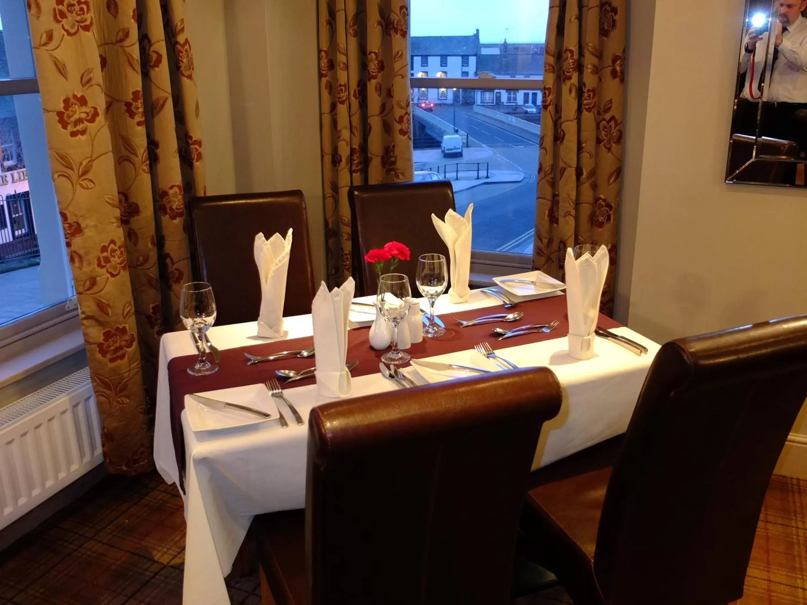 Restaurant/Places to Eat in The Golden Lion Hotel