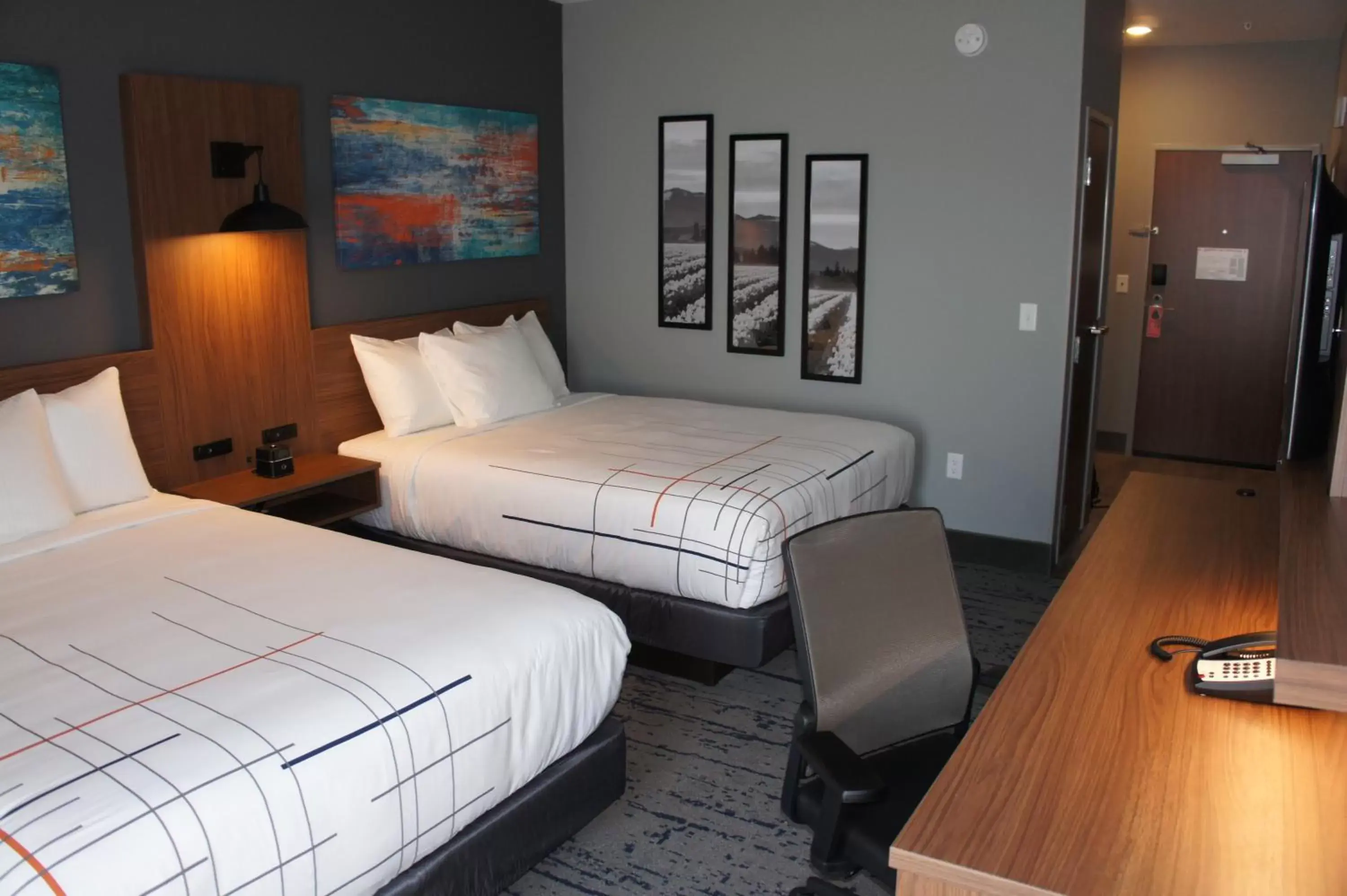 Photo of the whole room, Bed in La Quinta Inn & Suites by Wyndham Marysville