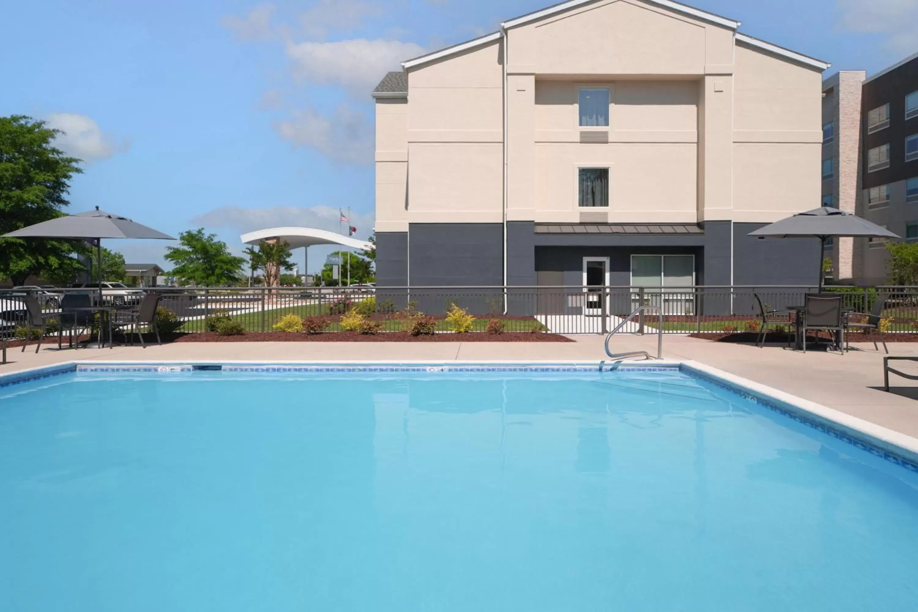 Swimming pool, Property Building in Fairfield Inn & Suites by Marriott Jacksonville