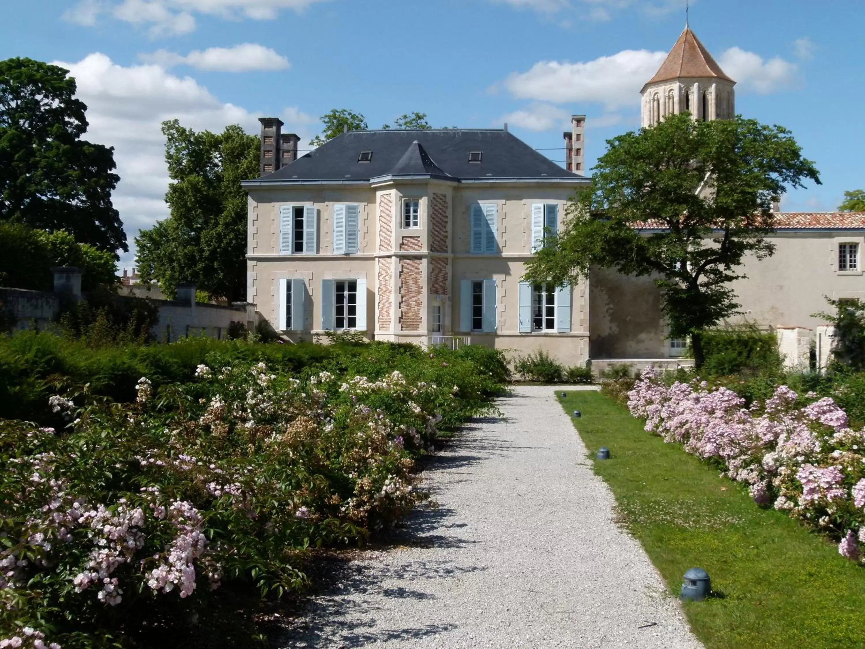 Nearby landmark, Property Building in H de Surgères