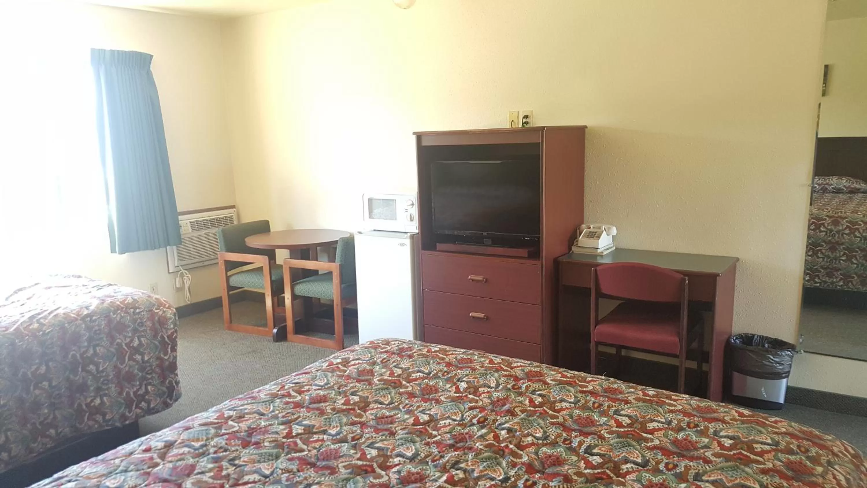 Bed in Safari Inn Motel