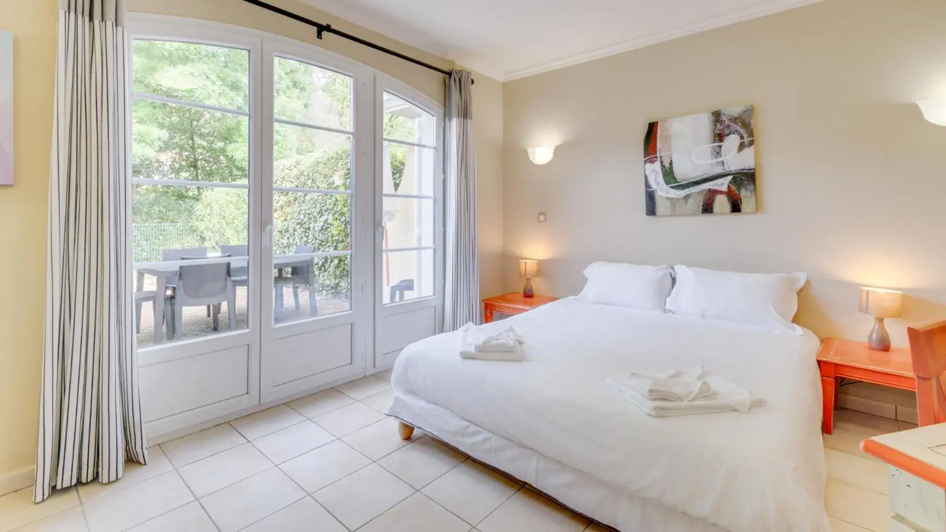 Photo of the whole room, Bed in Vacancéole  Le Domaine de Camiole