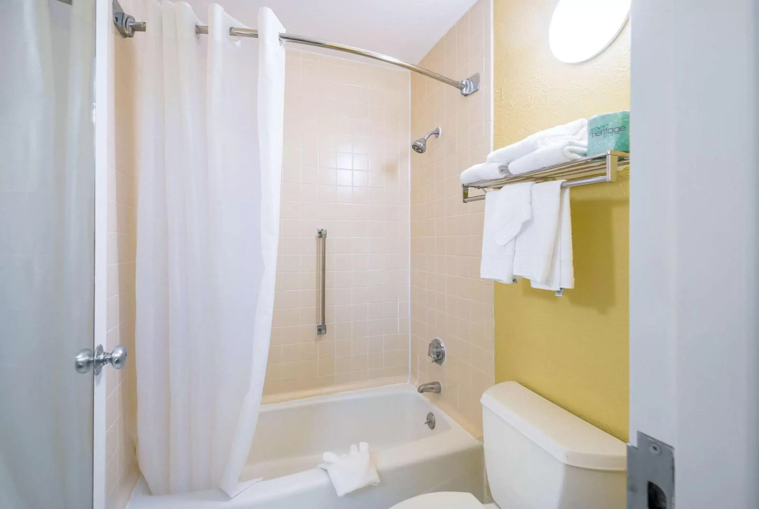 Bathroom in Quality Inn Fredericksburg-Central Park Area