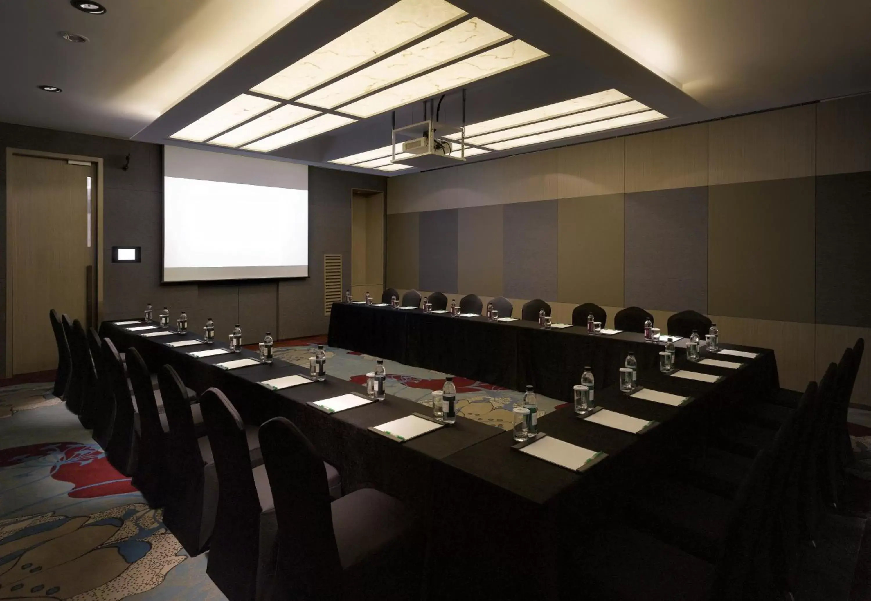 Meeting/conference room in Holiday Inn Incheon Songdo, an IHG Hotel