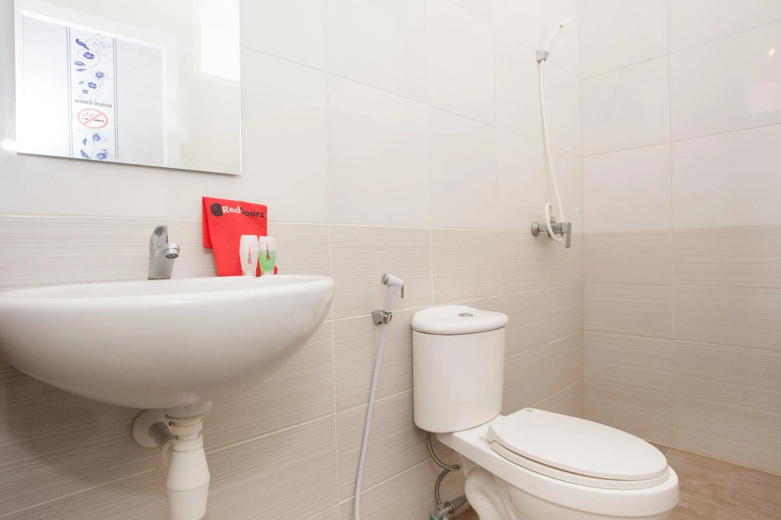 Bathroom in RedDoorz near Museum Angkut Batu 2