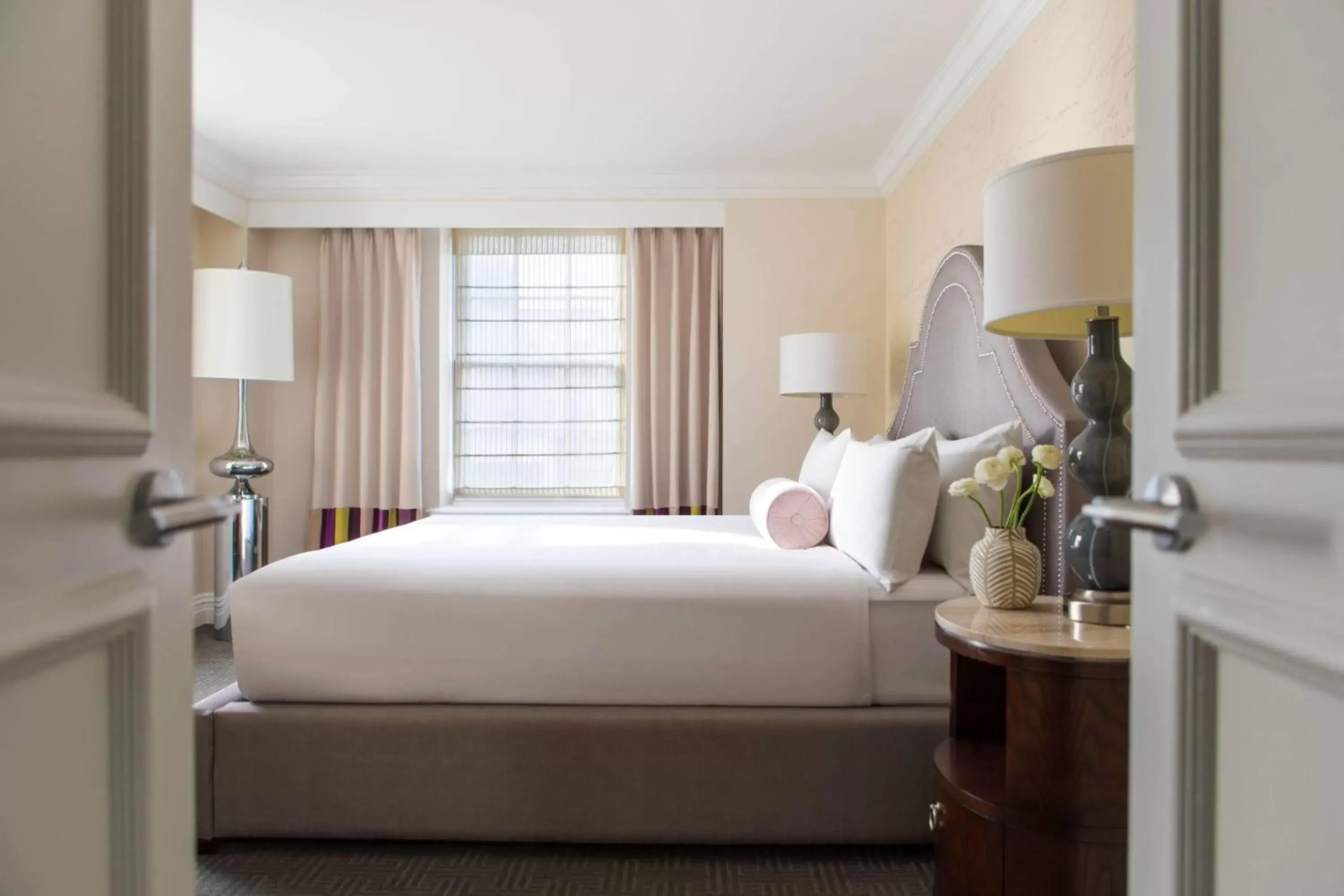 Bedroom, Bed in The Mayflower Hotel, Autograph Collection