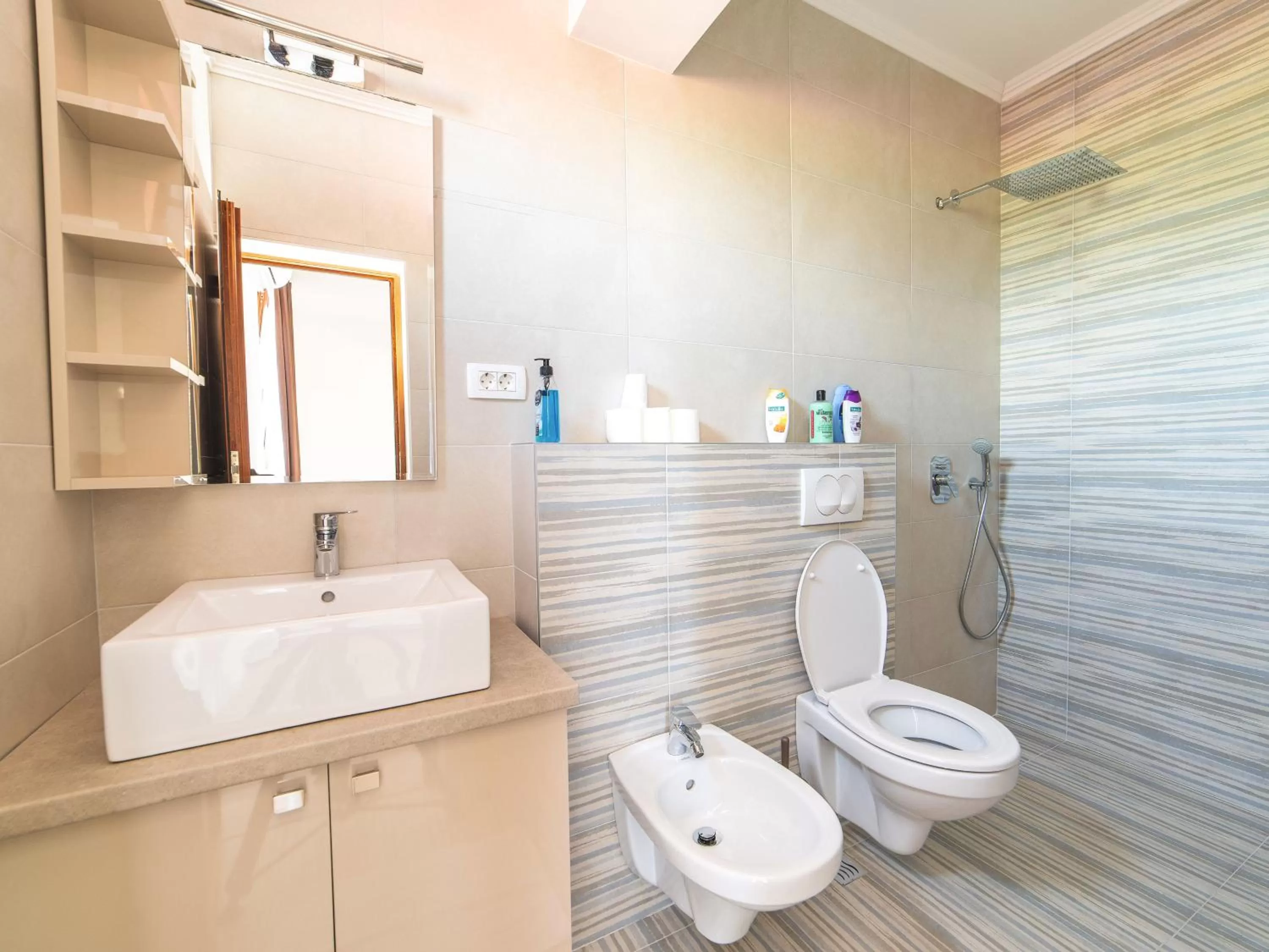 Shower in Hotel Royal Garden