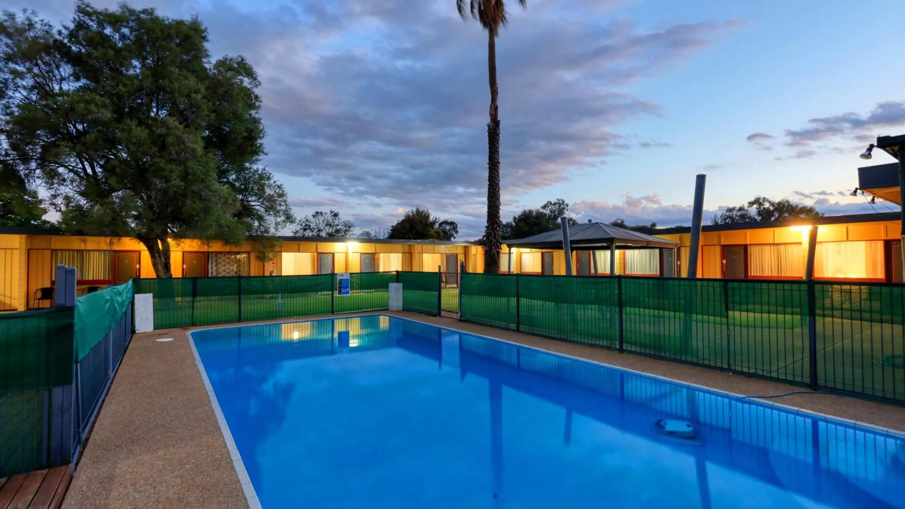 Swimming pool in Cootamundra Gardens Motel