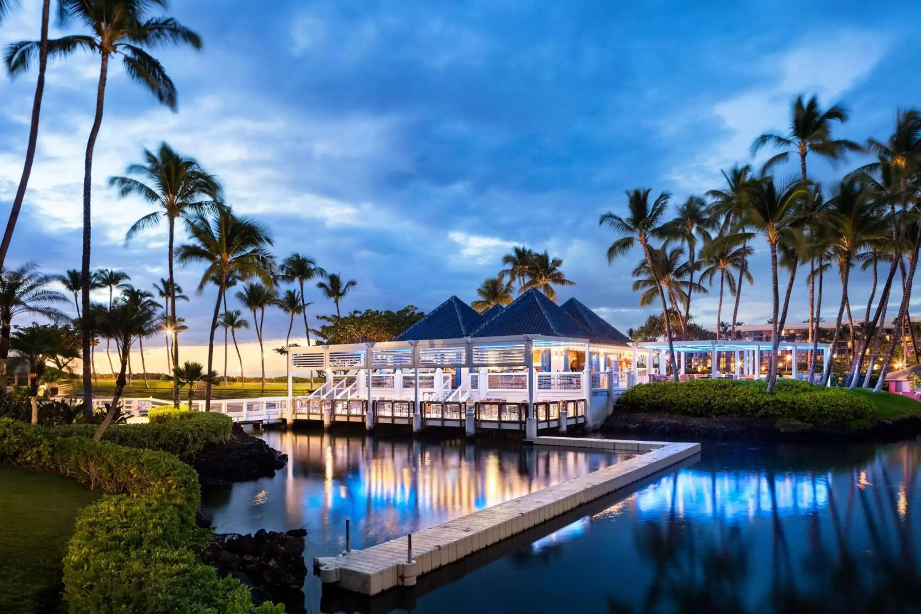 Restaurant/places to eat, Swimming Pool in Hilton Grand Vacations Club Ocean Tower Waikoloa Village