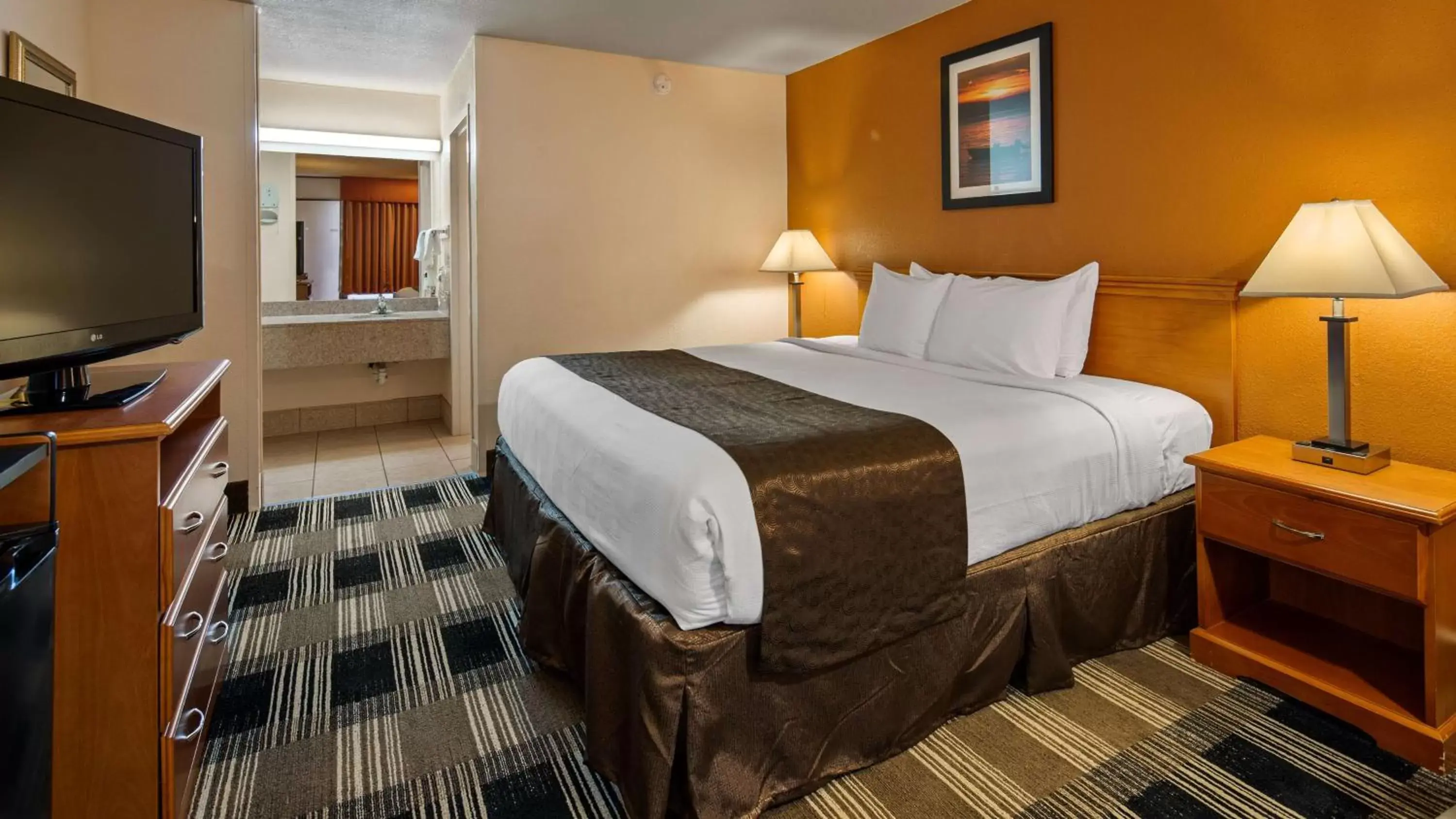 Photo of the whole room, Bed in Best Western Tulsa Airport