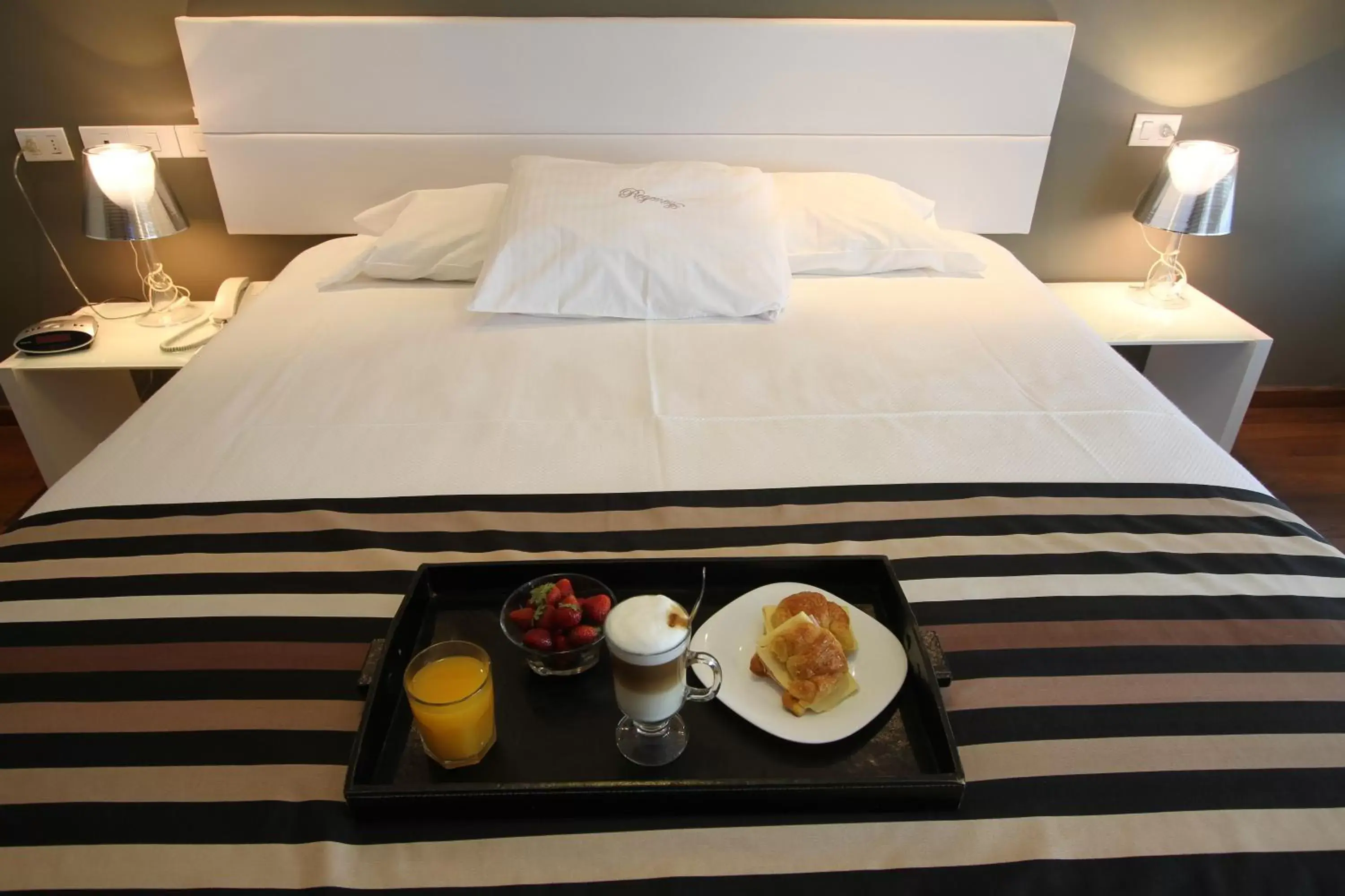 Coffee/tea facilities, Bed in Regency Golf - Hotel Urbano