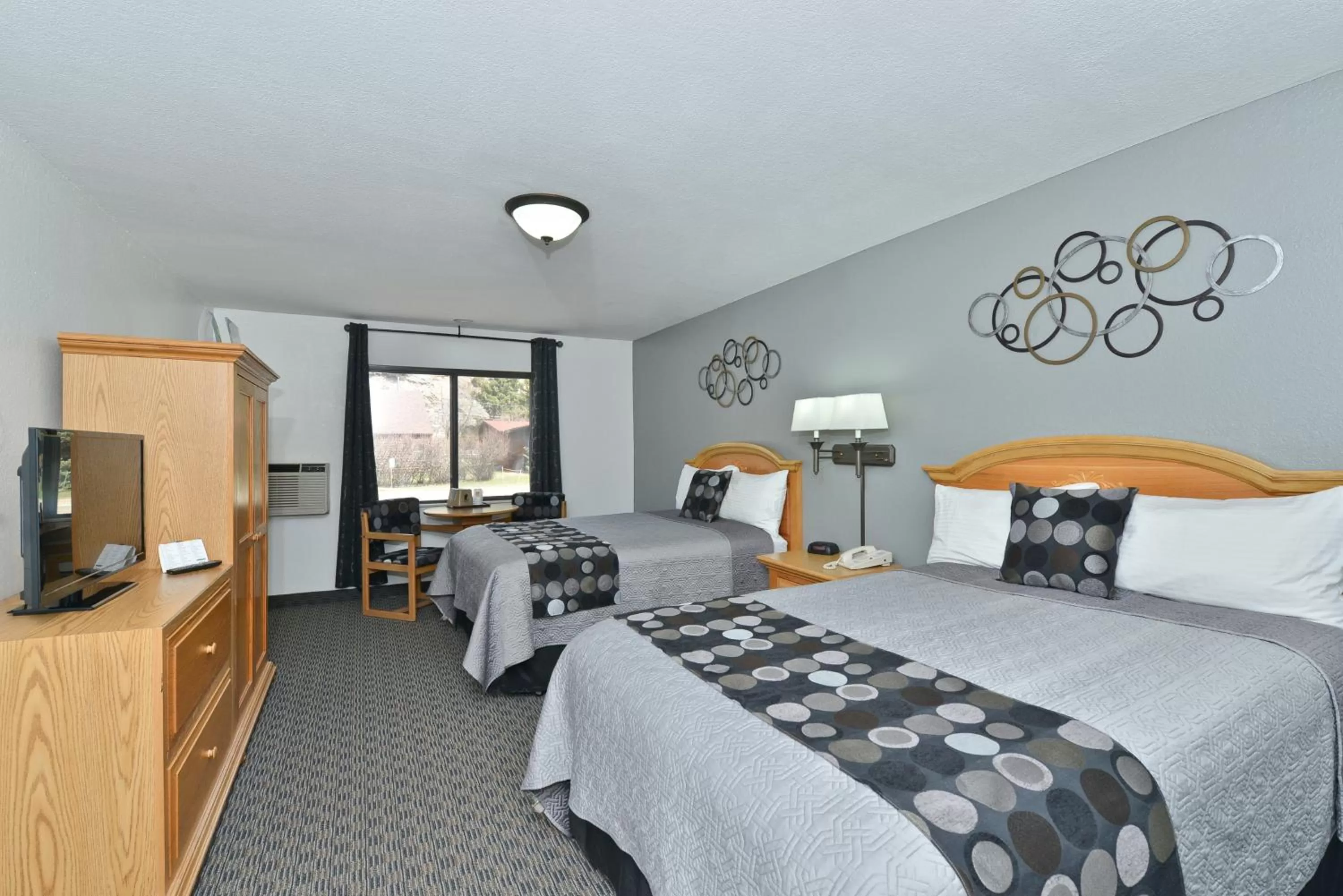 Photo of the whole room, Bed in Super 8 by Wyndham Deadwood Black Hills Area