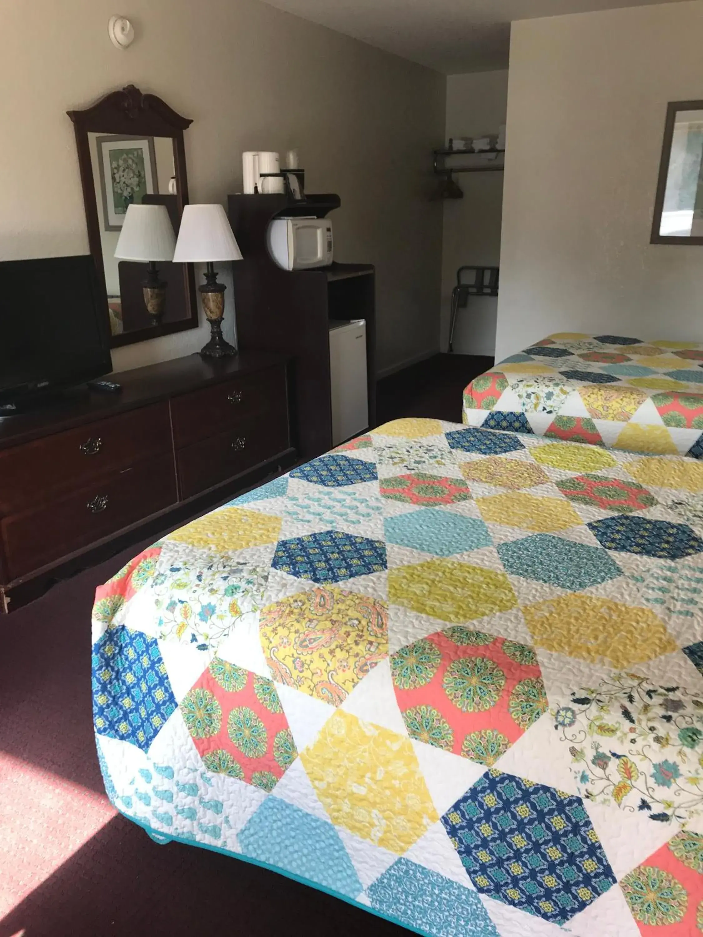 Photo of the whole room, Bed in Sunset Inn and Suites