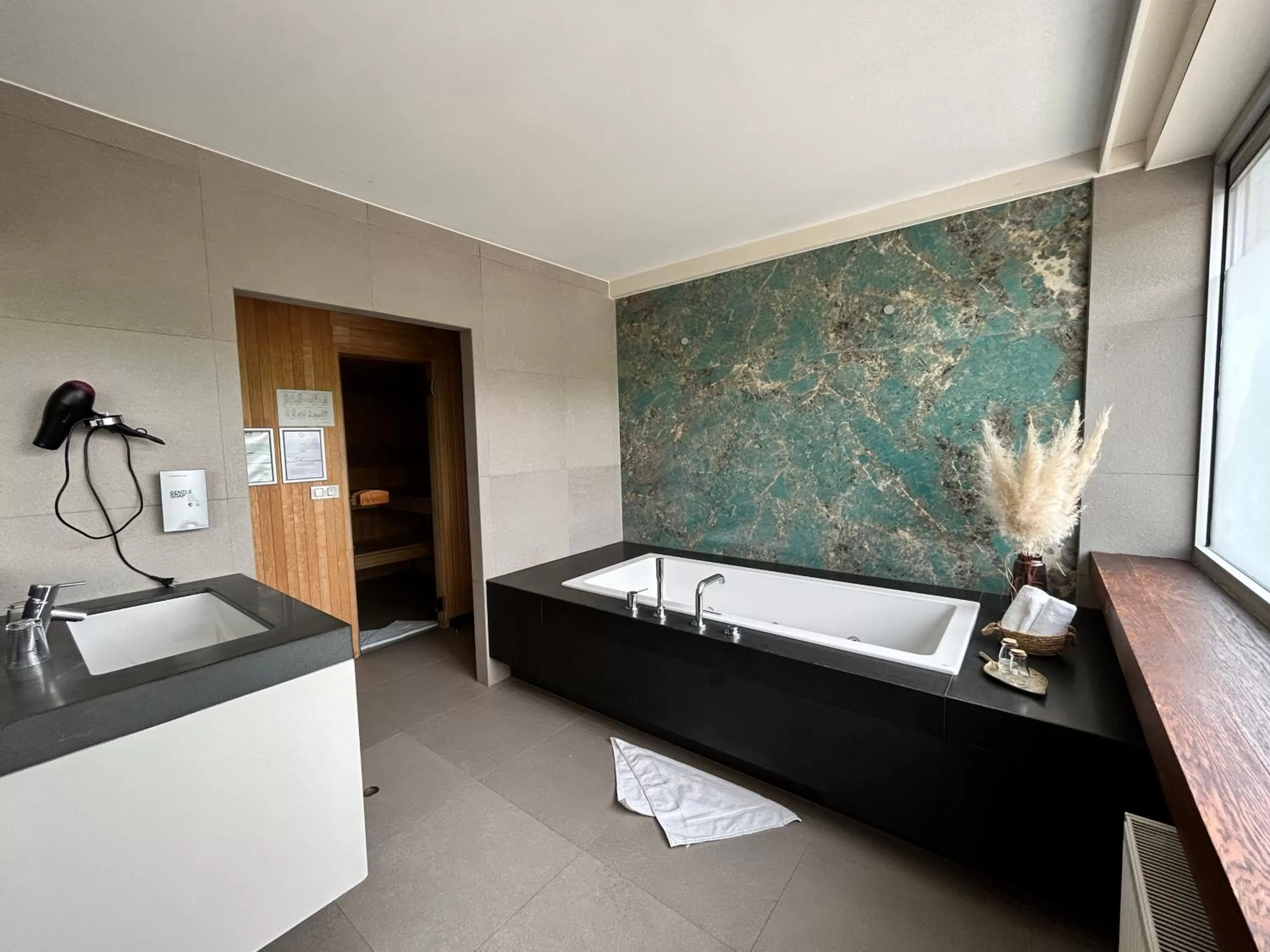 Bathroom, Bed in Mont-des-Pins