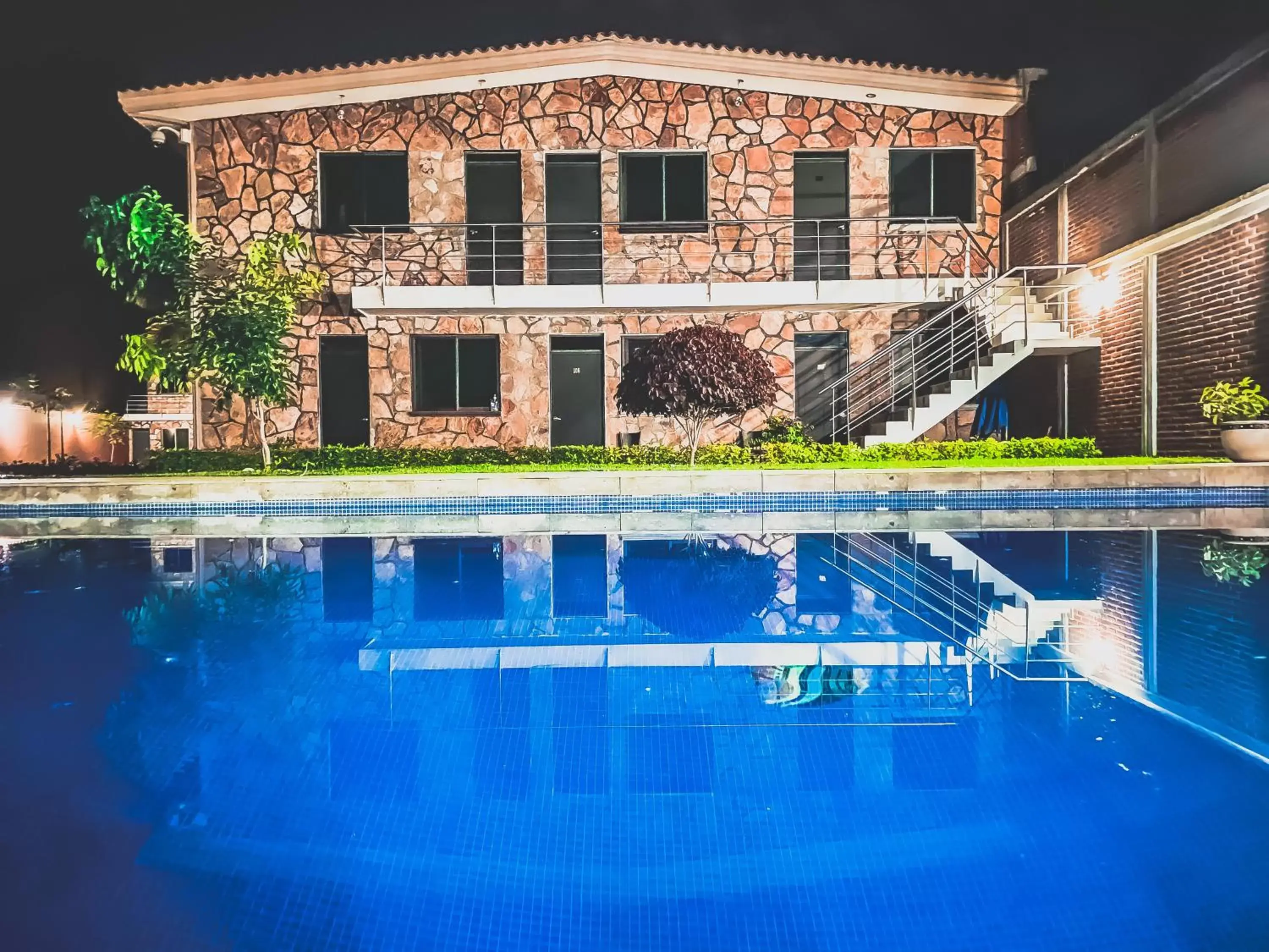 Swimming Pool in Hotel Villa Pralaya