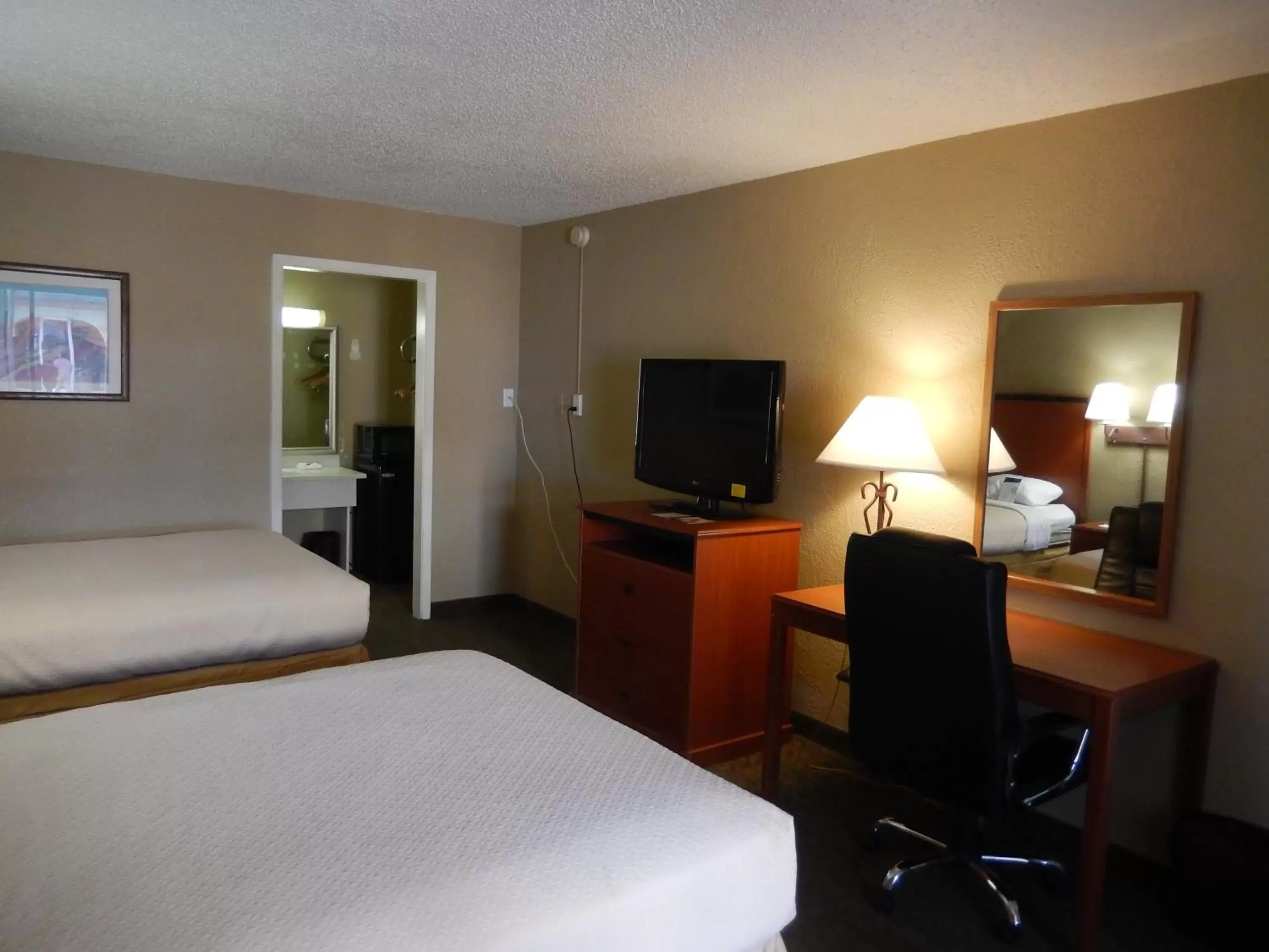Bedroom, TV/Entertainment Center in Motel 6-Sonora, TX