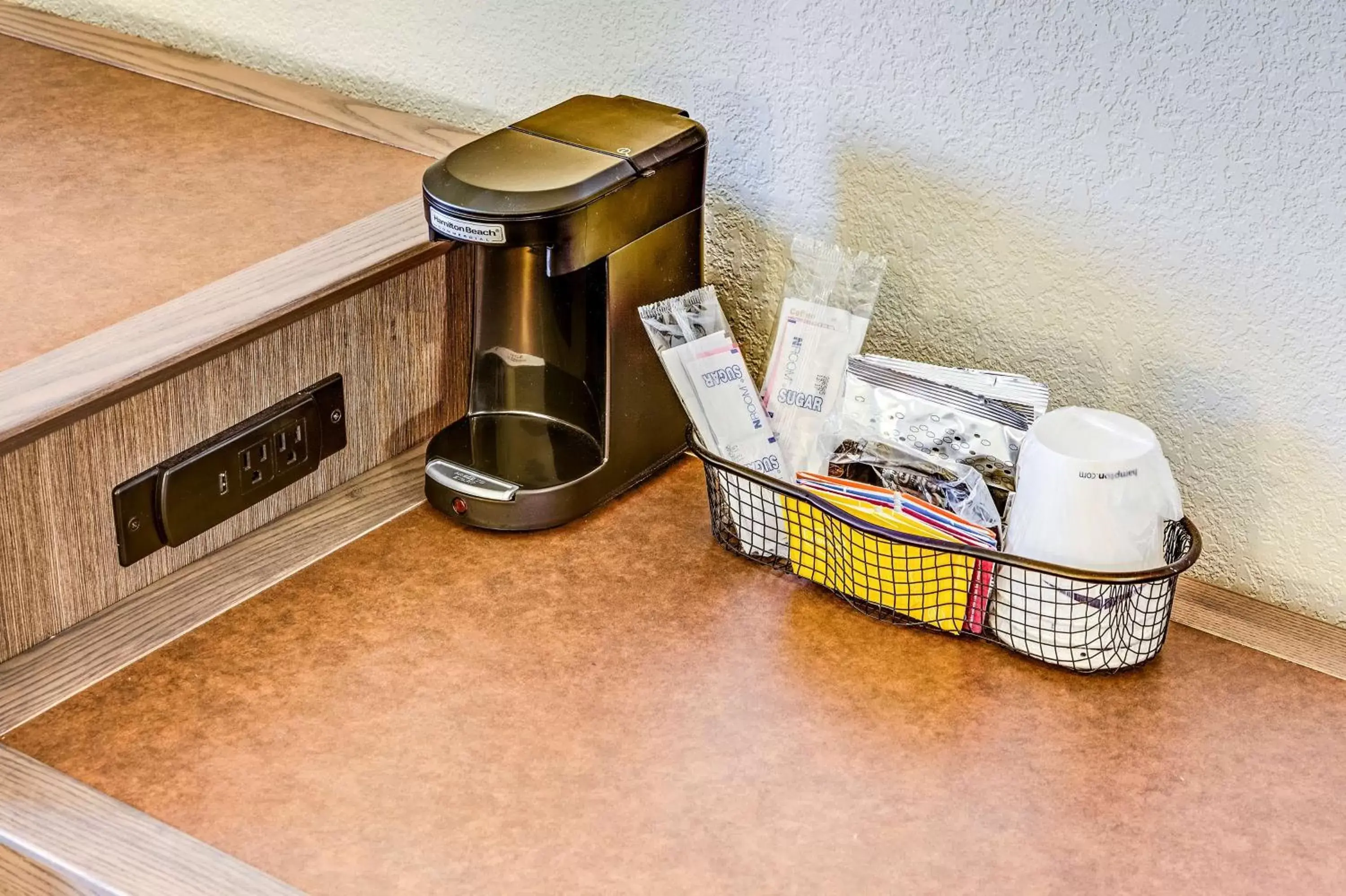 Photo of the whole room, Coffee/Tea Facilities in Hampton Inn Columbus I-70E/Hamilton Road