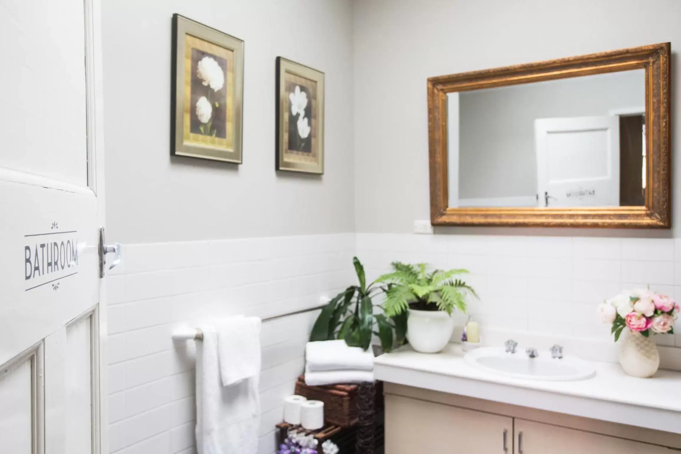 Bathroom in Southern Railway Hotel Goulburn