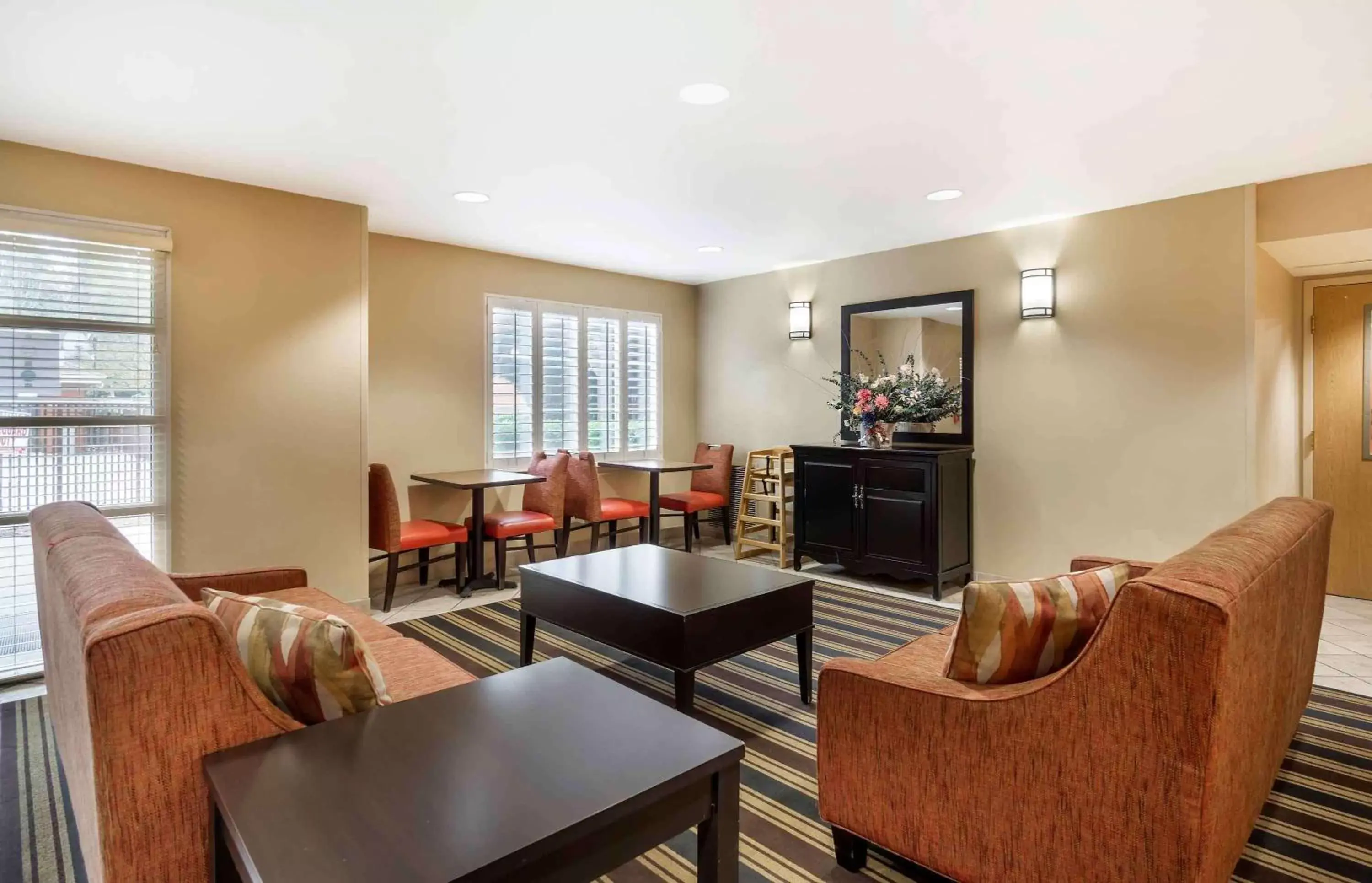 Breakfast, Seating Area in Extended Stay America Suites - Seattle - Bothell - Canyon Park