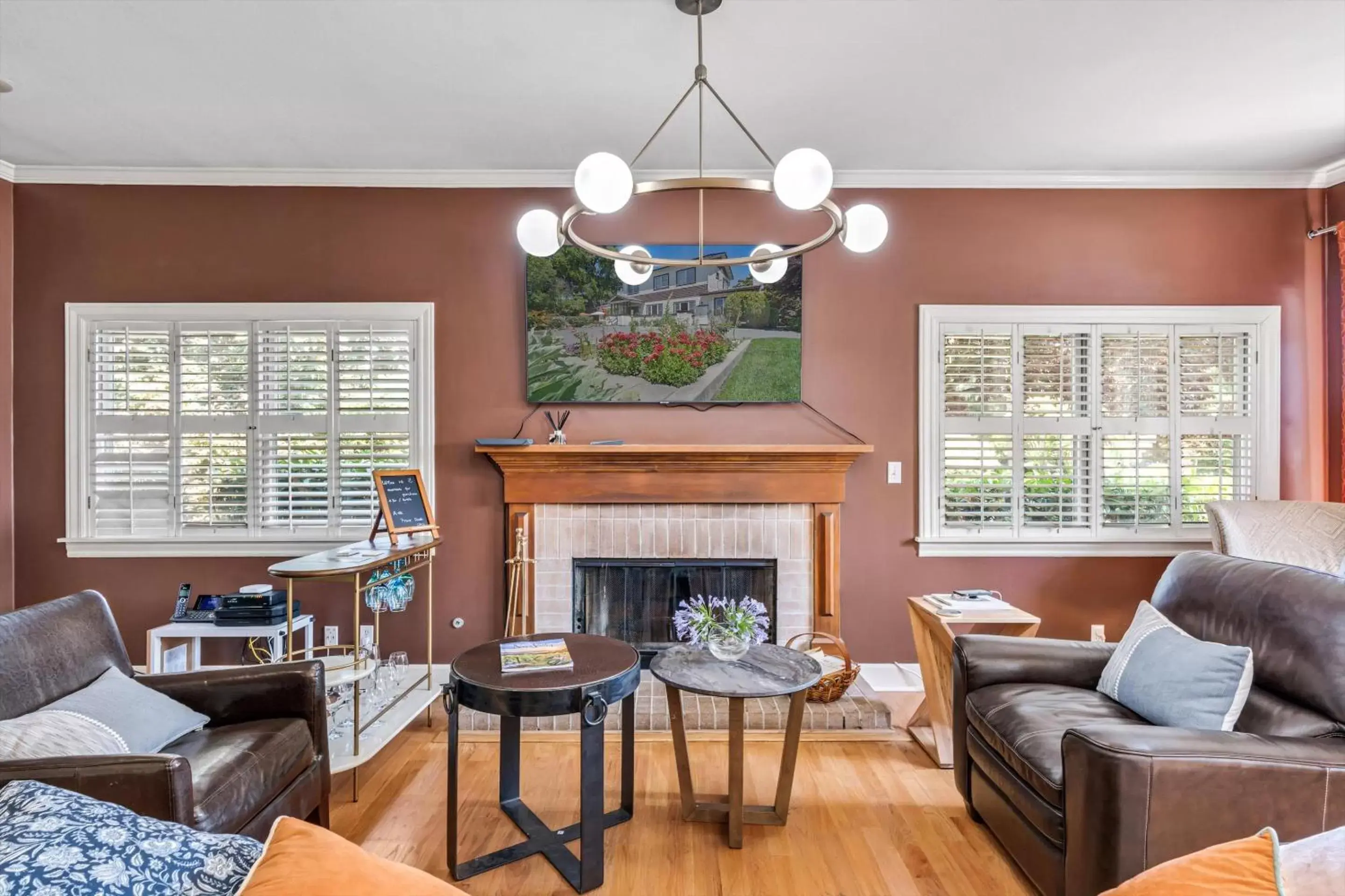 Communal lounge/ TV room, Seating Area in Cinnamon Bear Creekside Inn