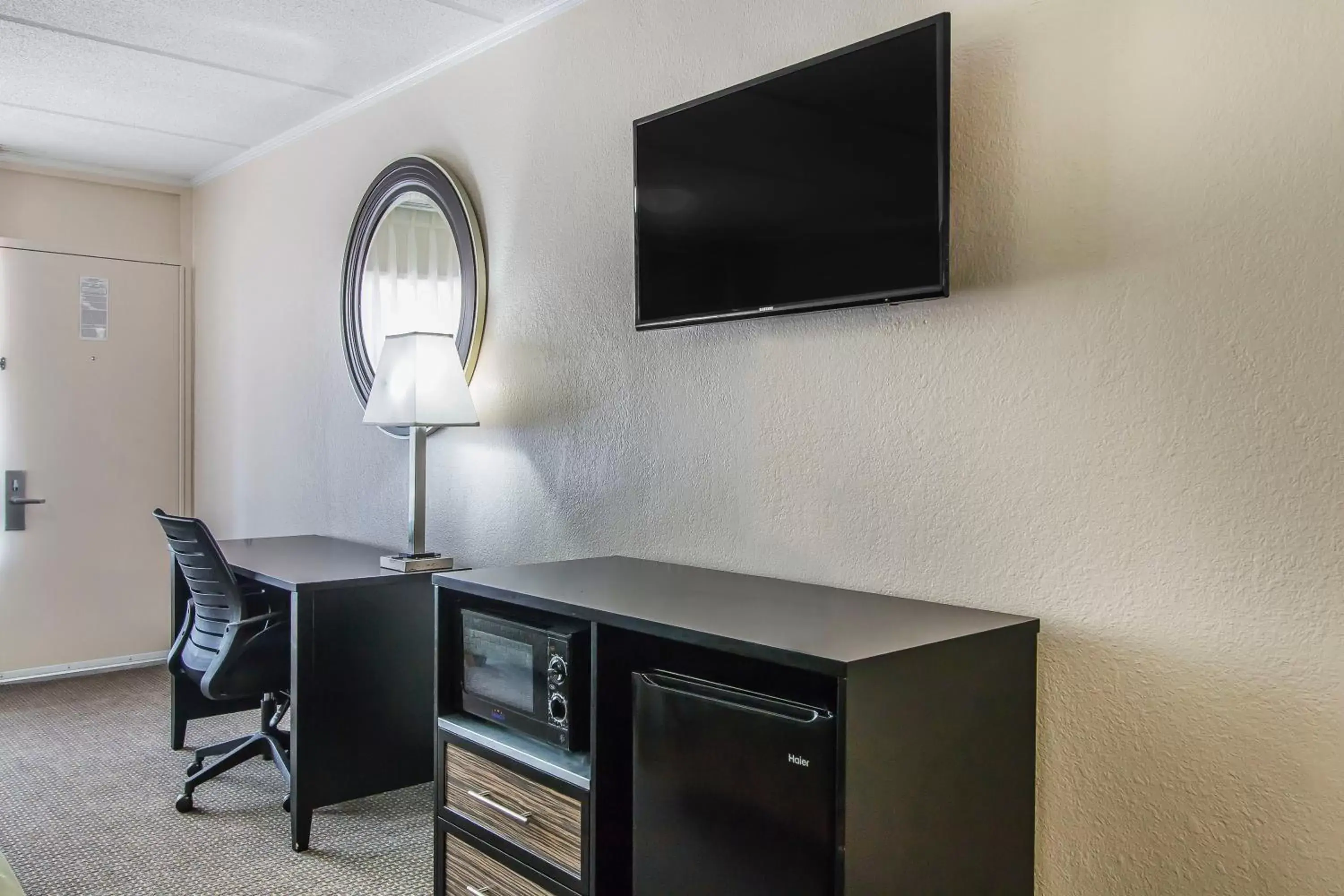 TV and multimedia, Coffee/Tea Facilities in Quality Inn Hinesville - Fort Stewart Area, Kitchenette Rooms - Pool - Guest Laundry