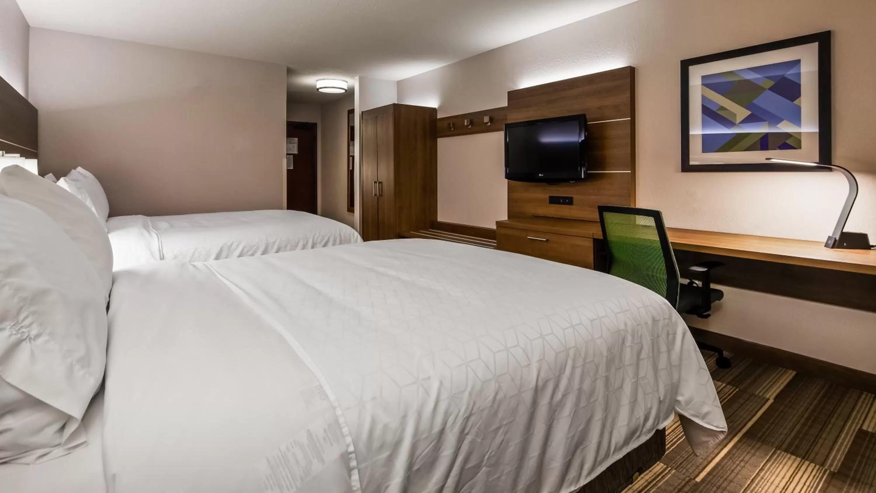 Photo of the whole room, Bed in Holiday Inn Express & Suites Detroit - Farmington Hills by IHG