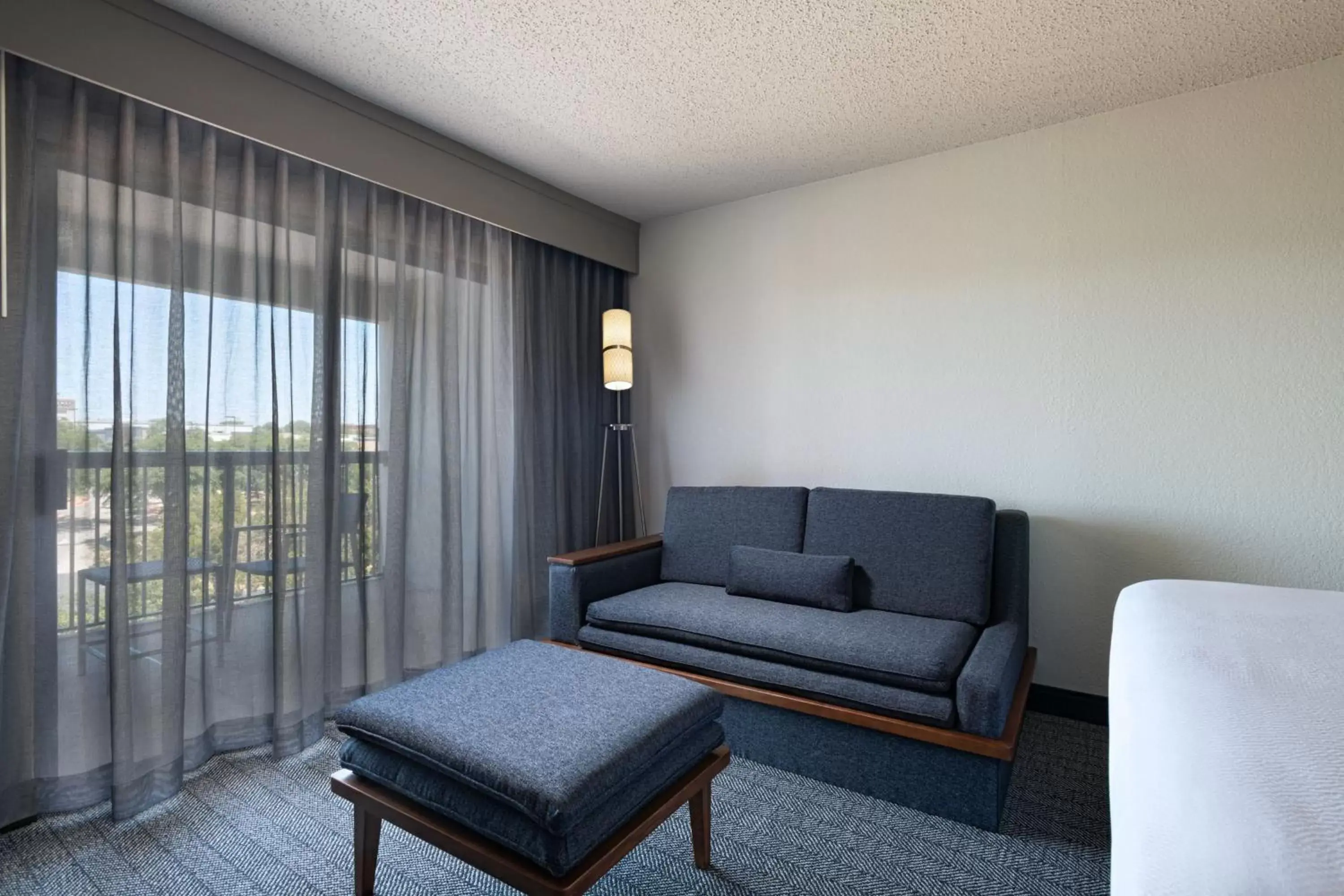 Photo of the whole room, Seating Area in Courtyard by Marriott Austin The Domain Area