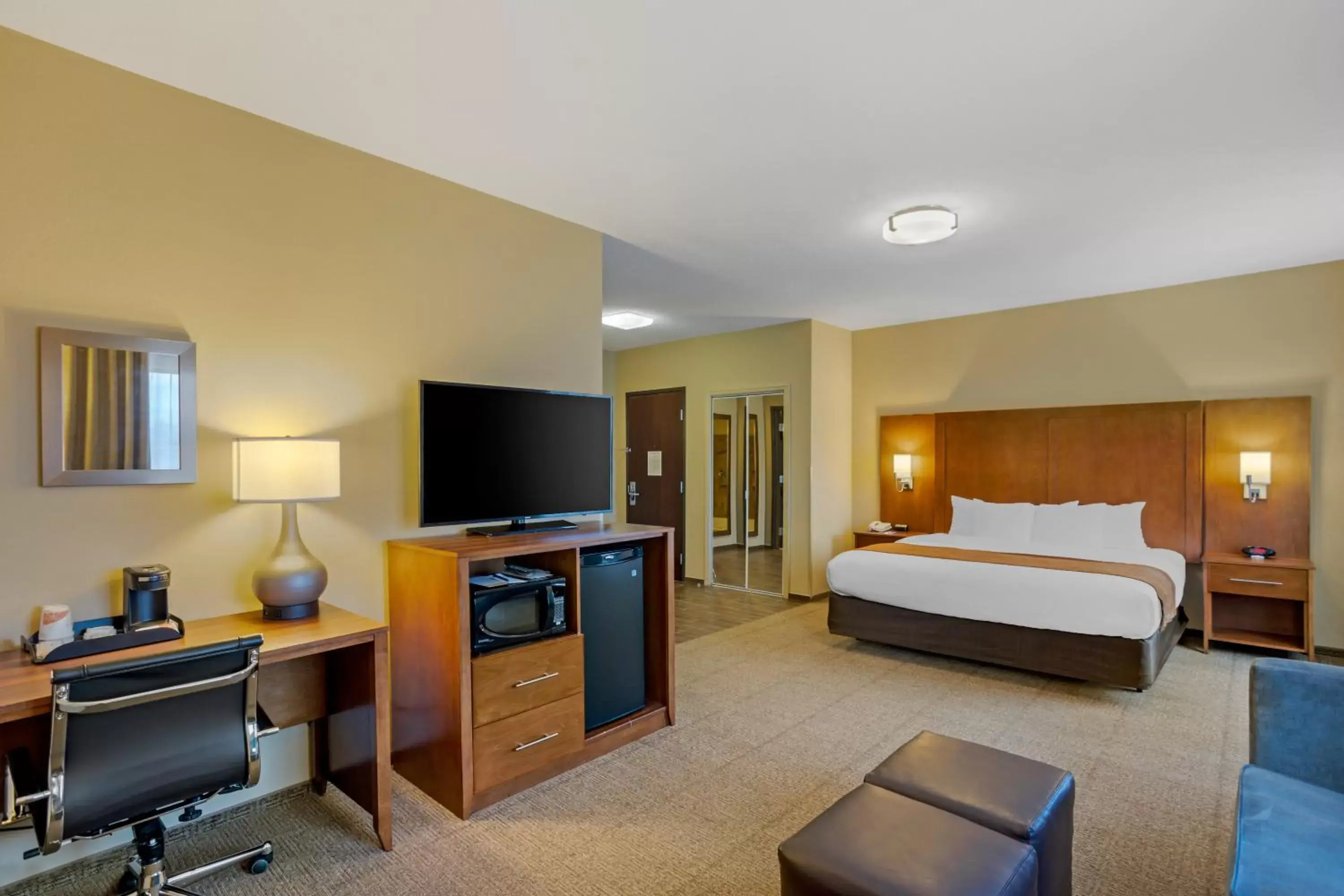 Bed, TV/Entertainment Center in Comfort Inn & Suites Sayre