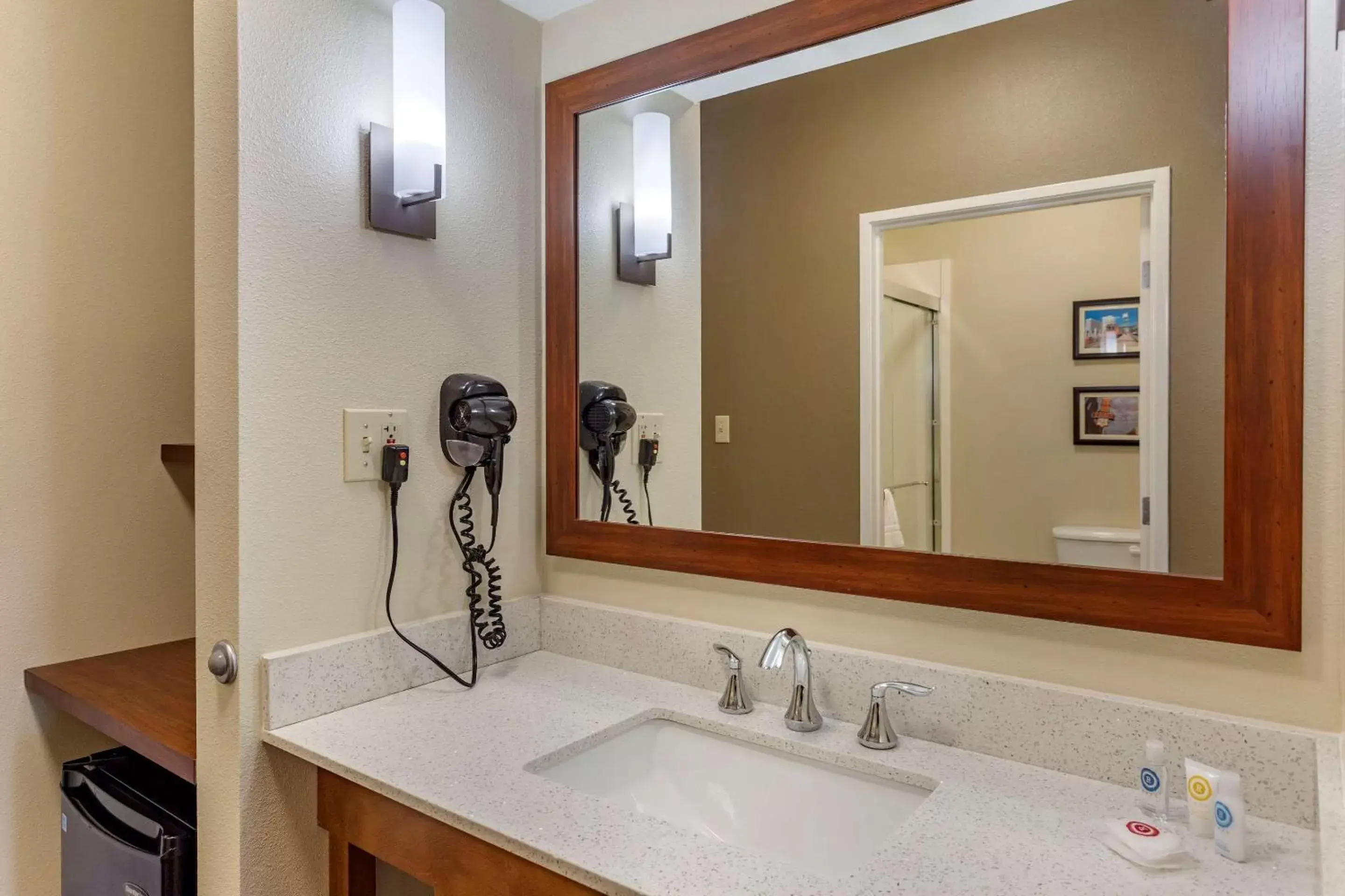 Photo of the whole room, Bathroom in Comfort Suites Cordova