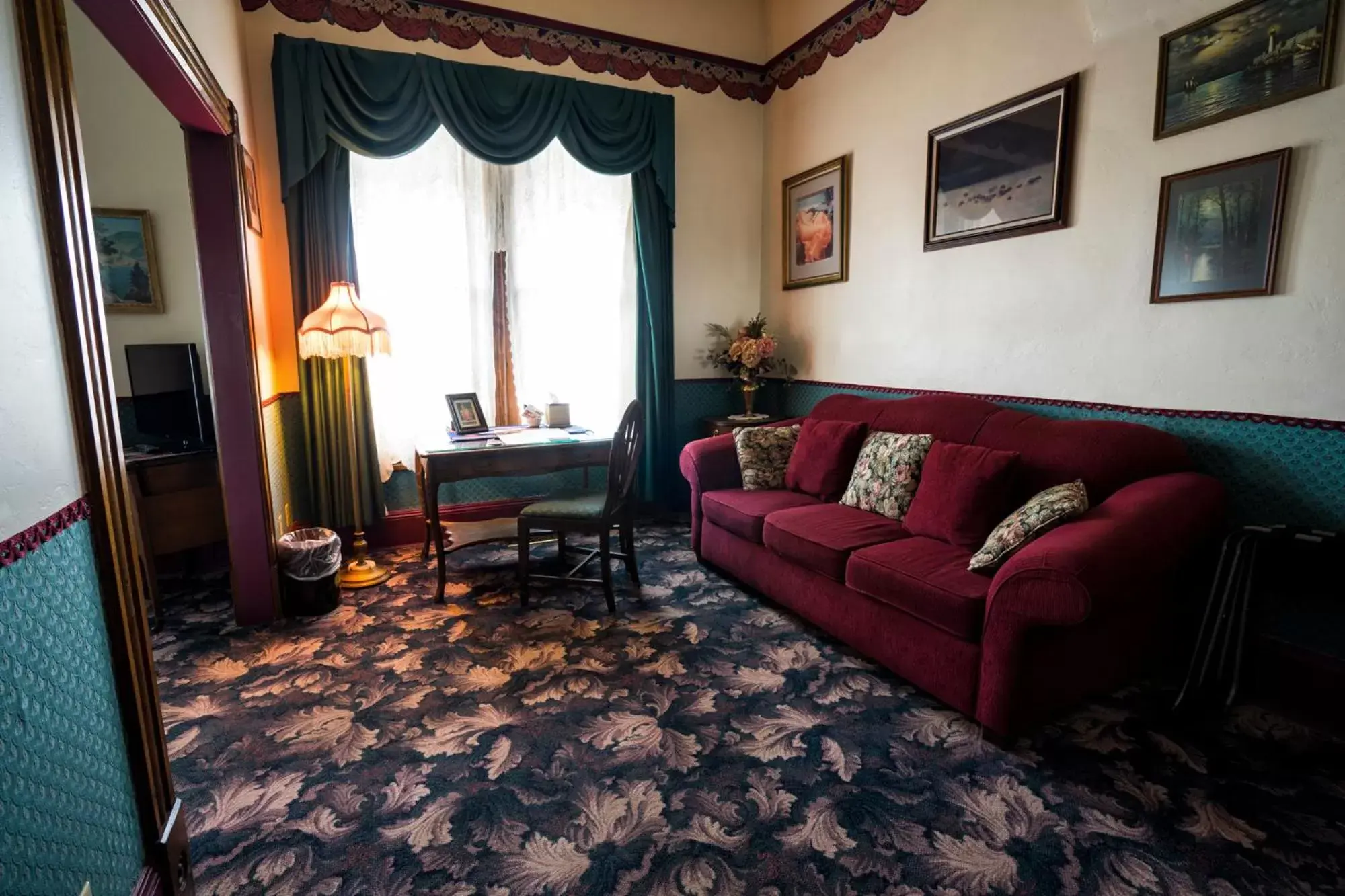 Living room, Seating Area in Red Garter Inn