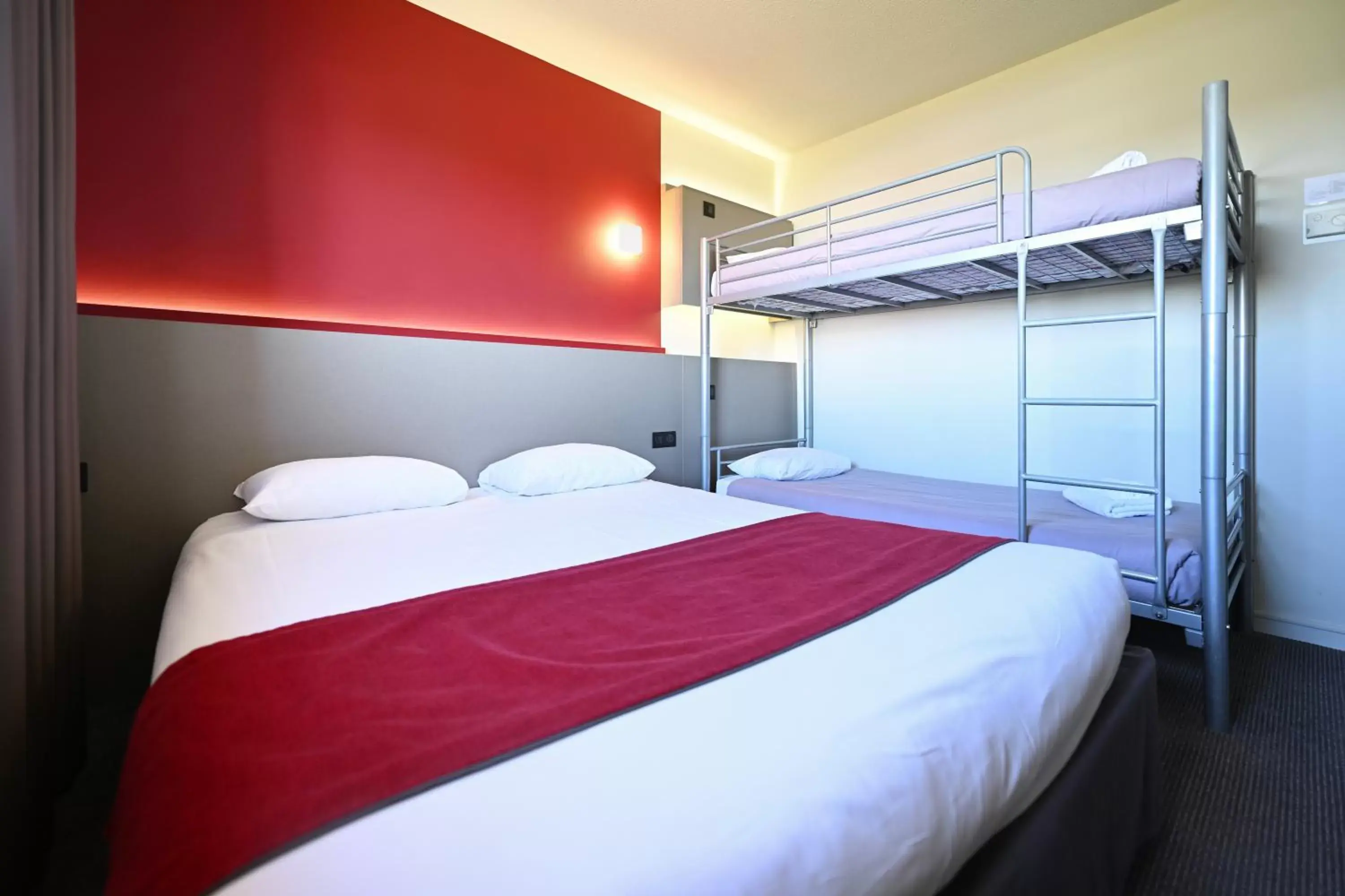 Bedroom, Bunk Bed in The Originals City, Hôtel Les Bruyères, Dax Nord (Inter-Hotel)