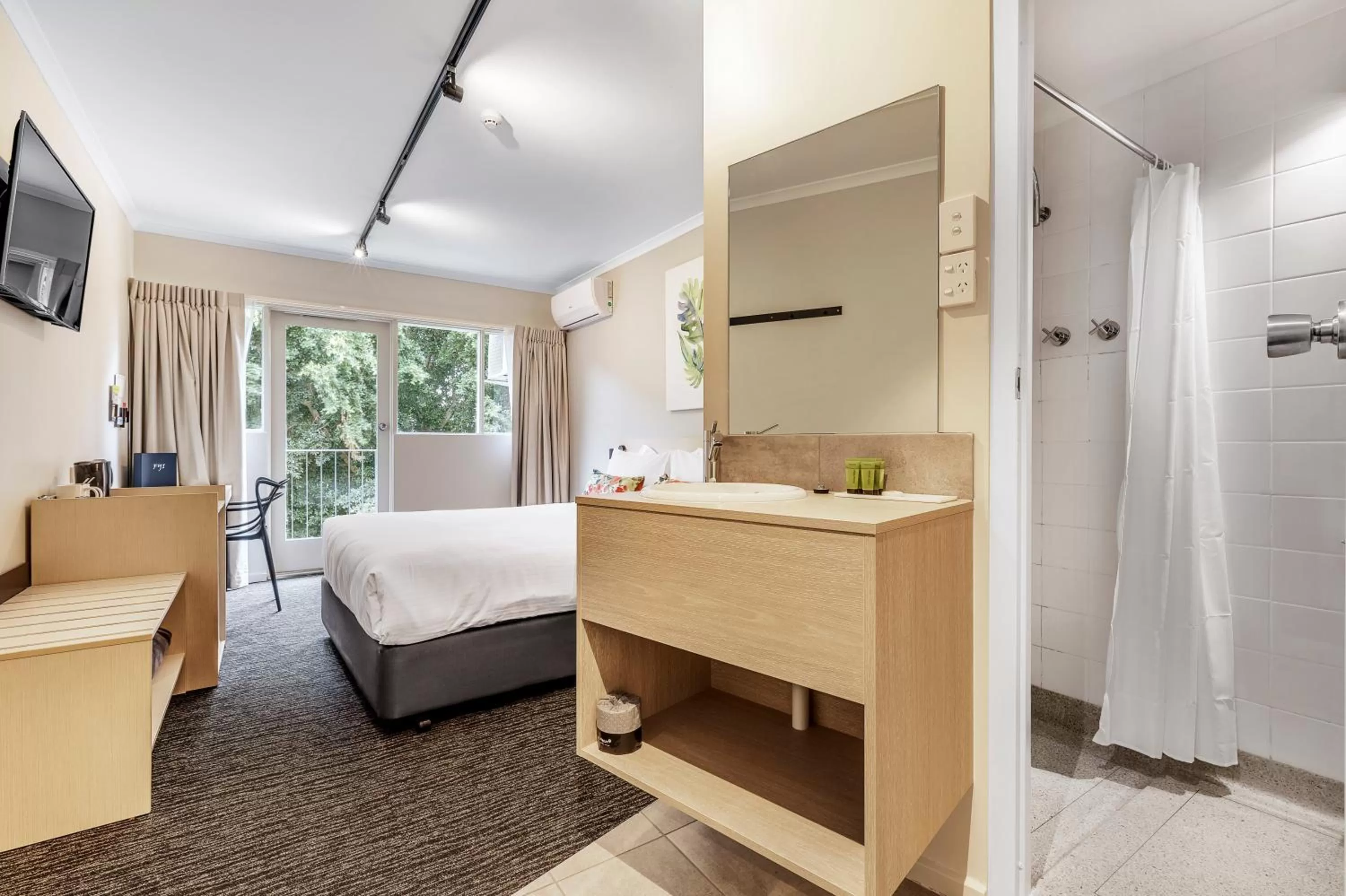 Photo of the whole room, Bed in Nightcap at Findon Hotel