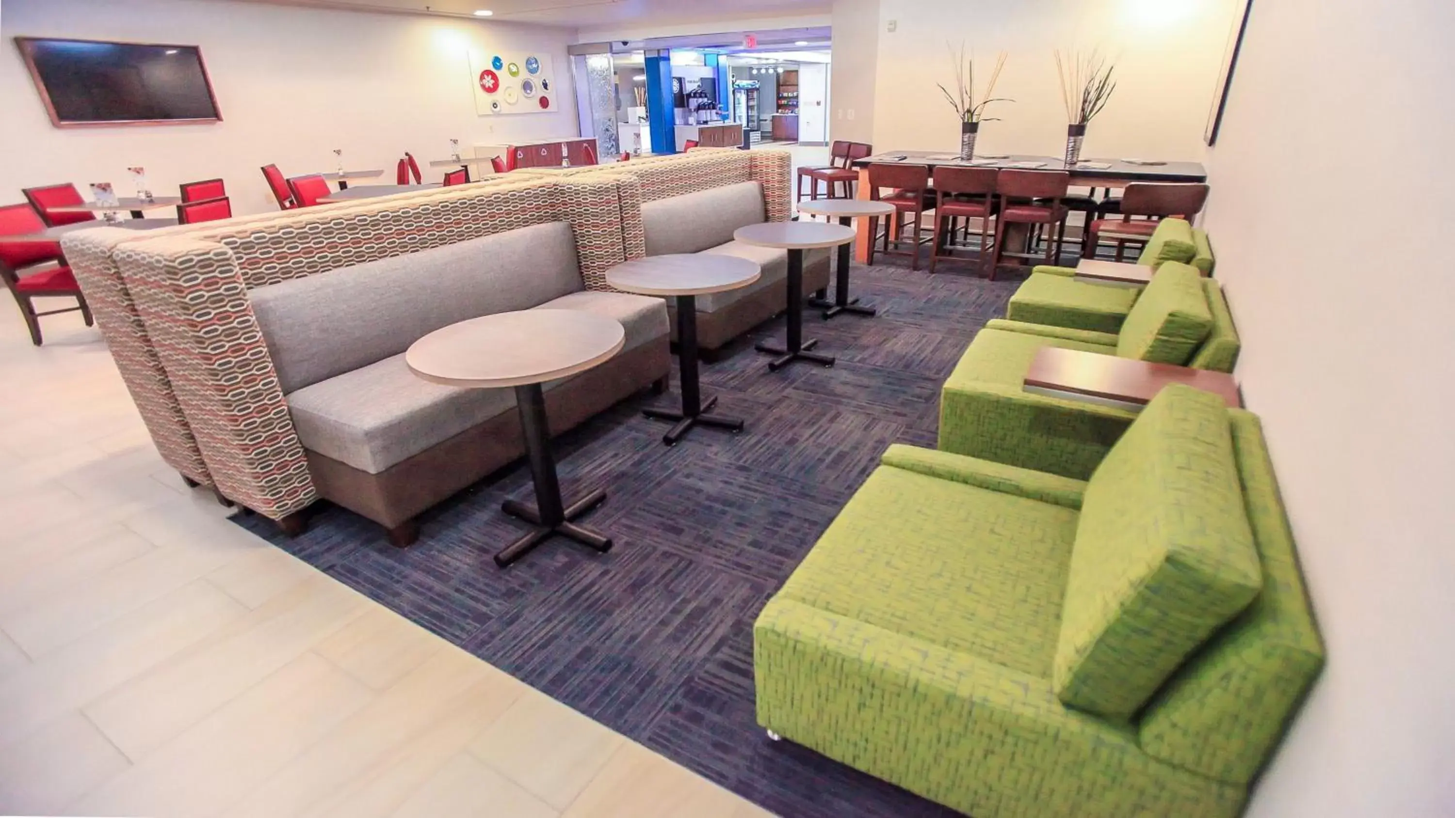 Property building, Lounge/Bar in Holiday Inn Express Daytona Beach - Speedway, an IHG Hotel