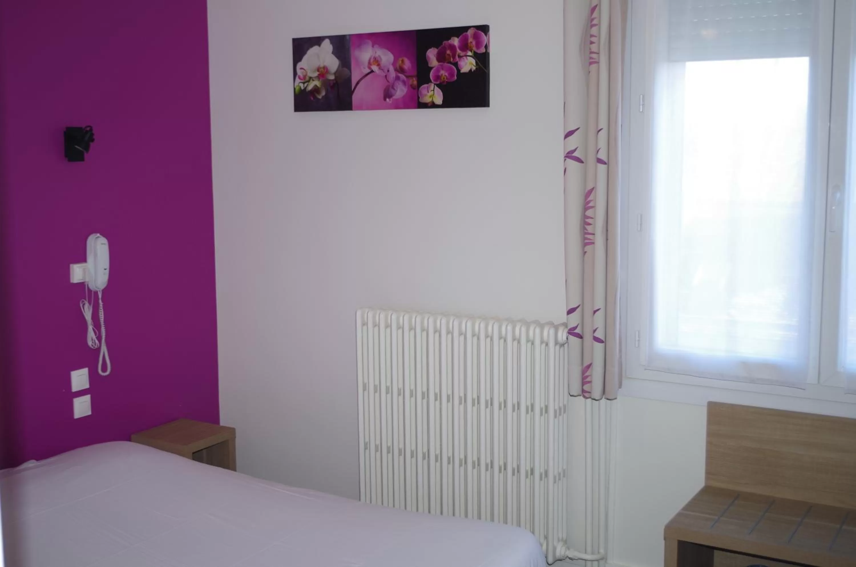 Photo of the whole room, Bed in The Originals City, Hôtel Le Savoy, Caen