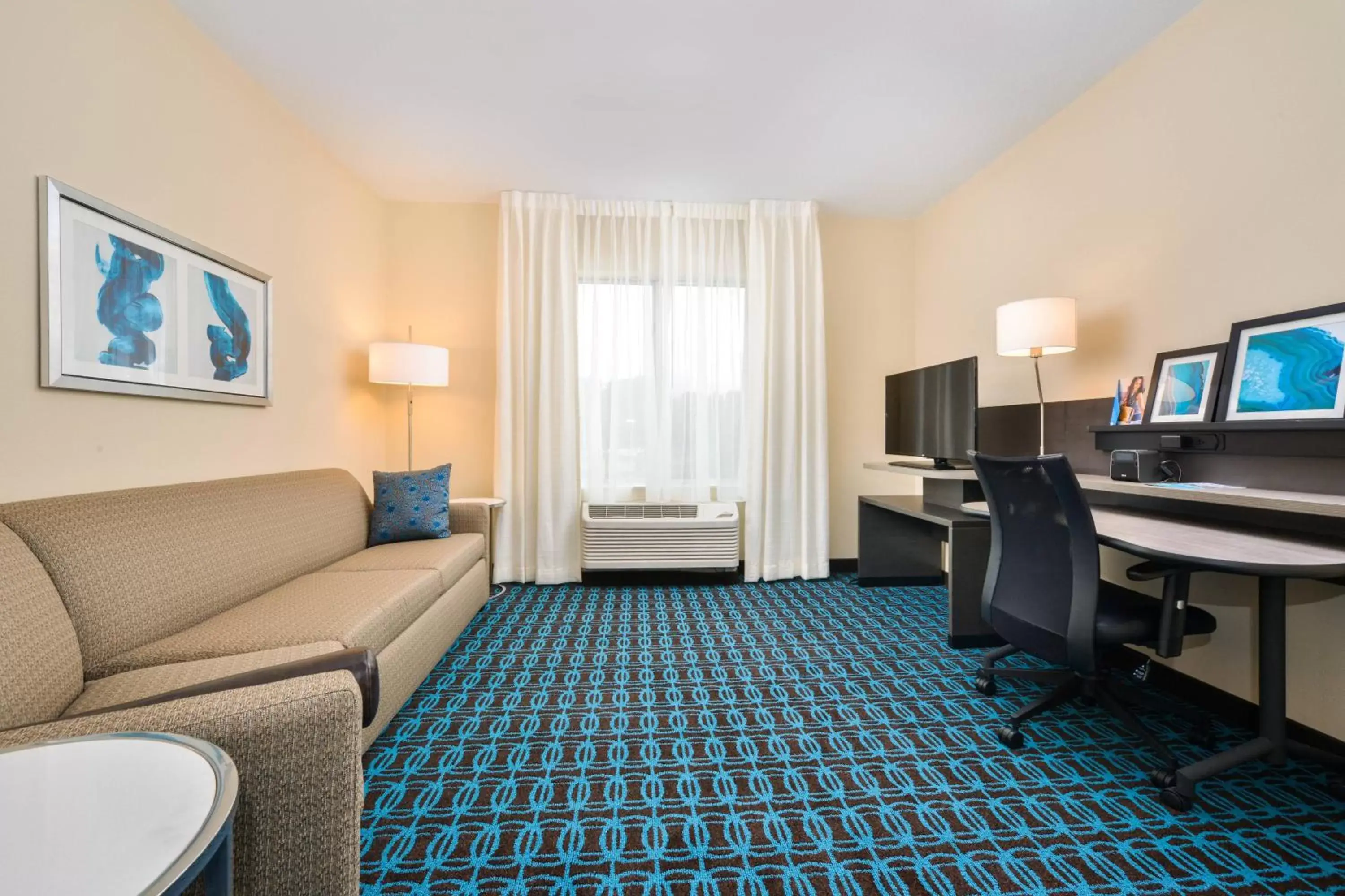 Living room, TV/Entertainment Center in Fairfield Inn & Suites by Marriott Raleigh Cary