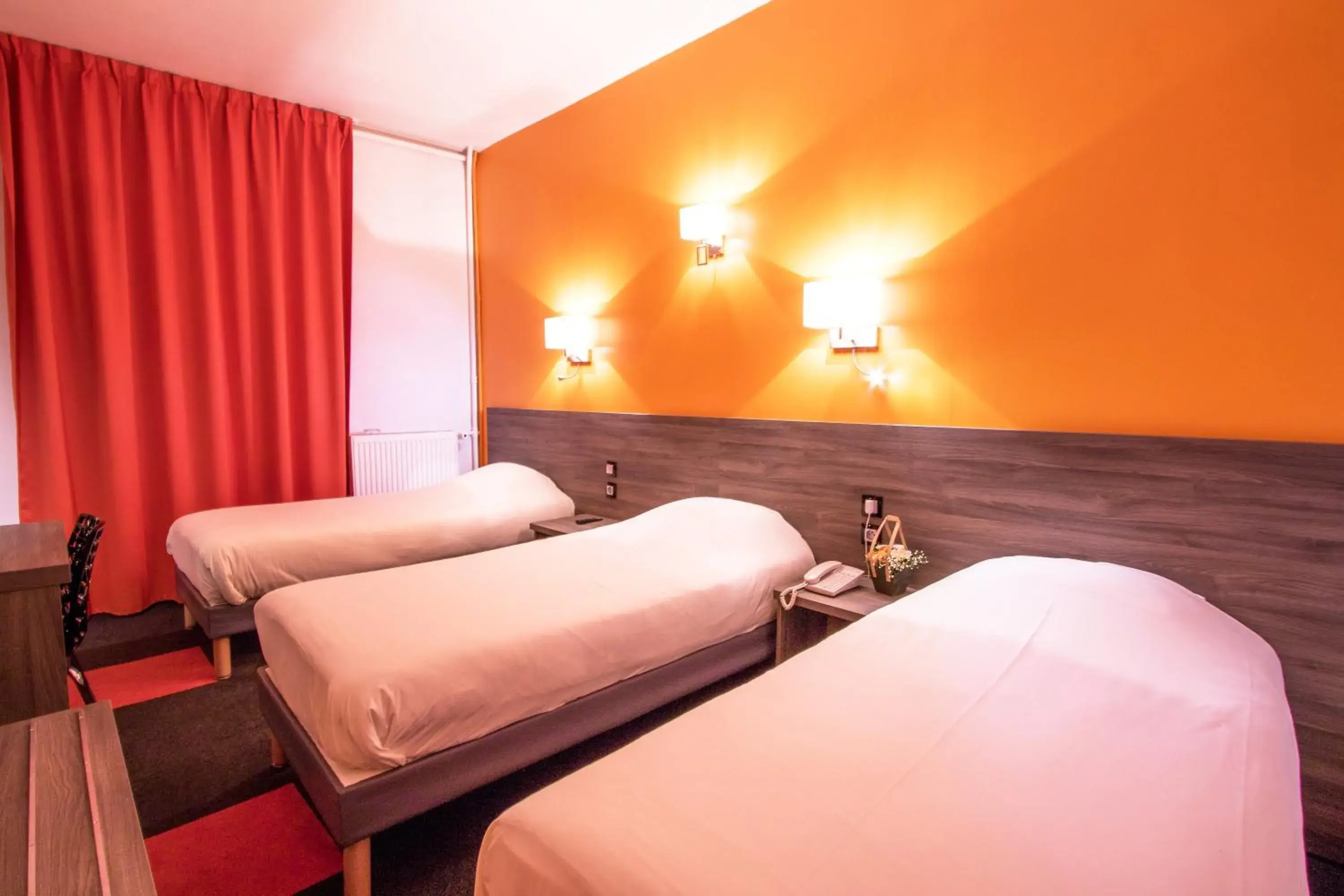 Triple Room in Hotel Actuel Chambéry Centre Gare Triple Room in Hotel Actuel Chambéry Centre Gare