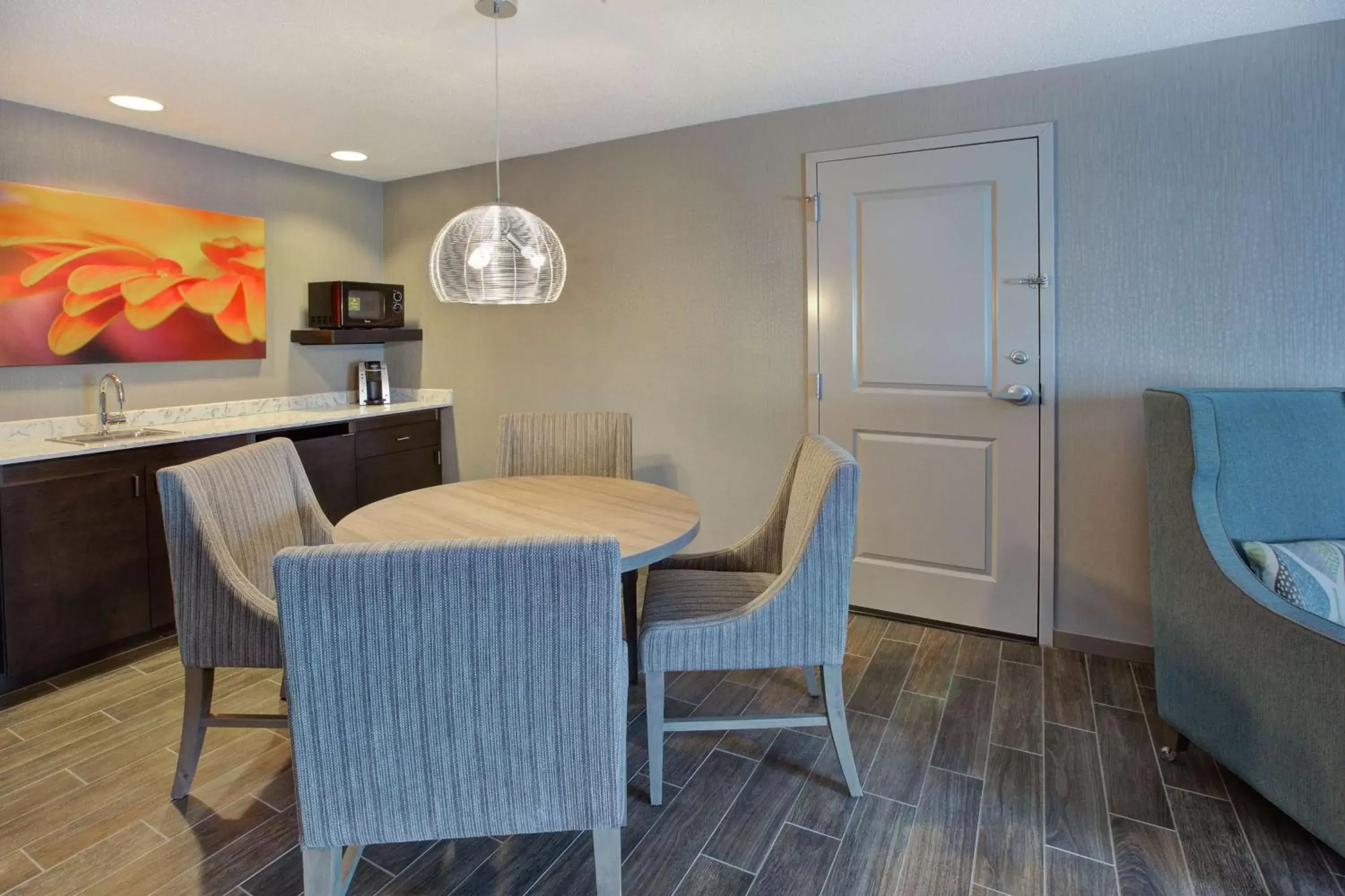 Photo of the whole room, Dining Area in Hilton Garden Inn Chesterton