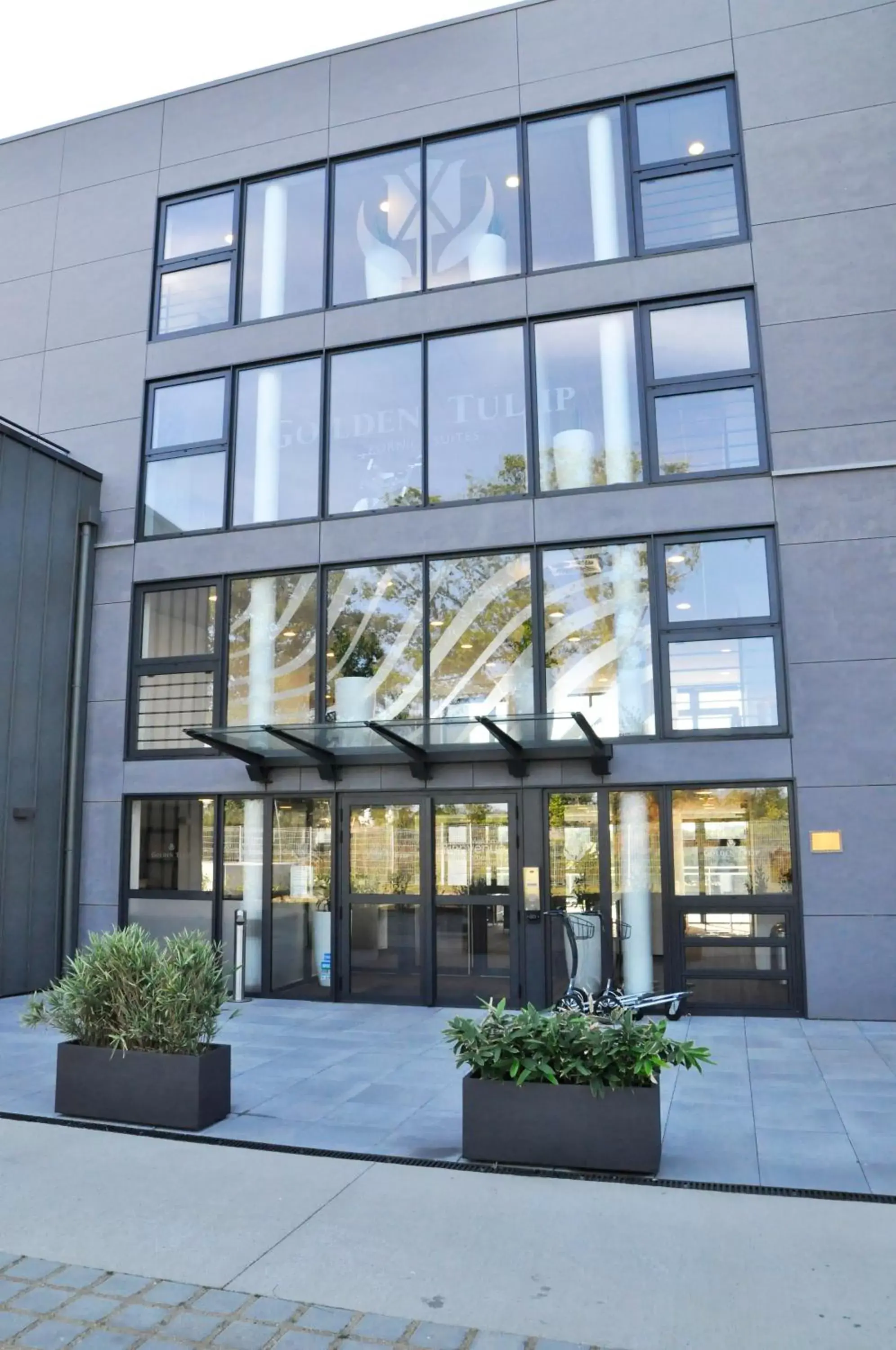 Facade/Entrance in Golden Tulip Pornic Suites