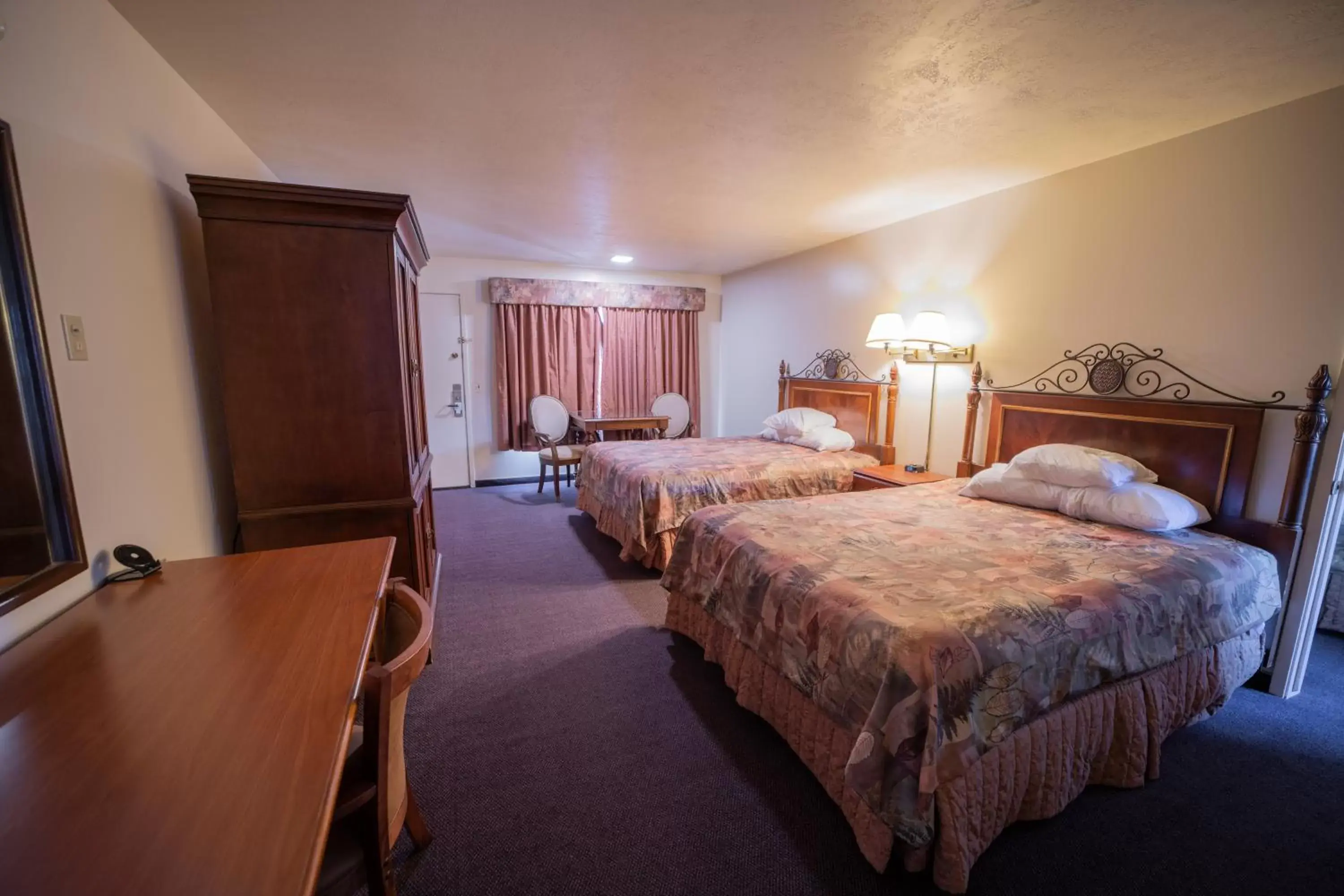 Photo of the whole room, Bed in Clover Creek Inn