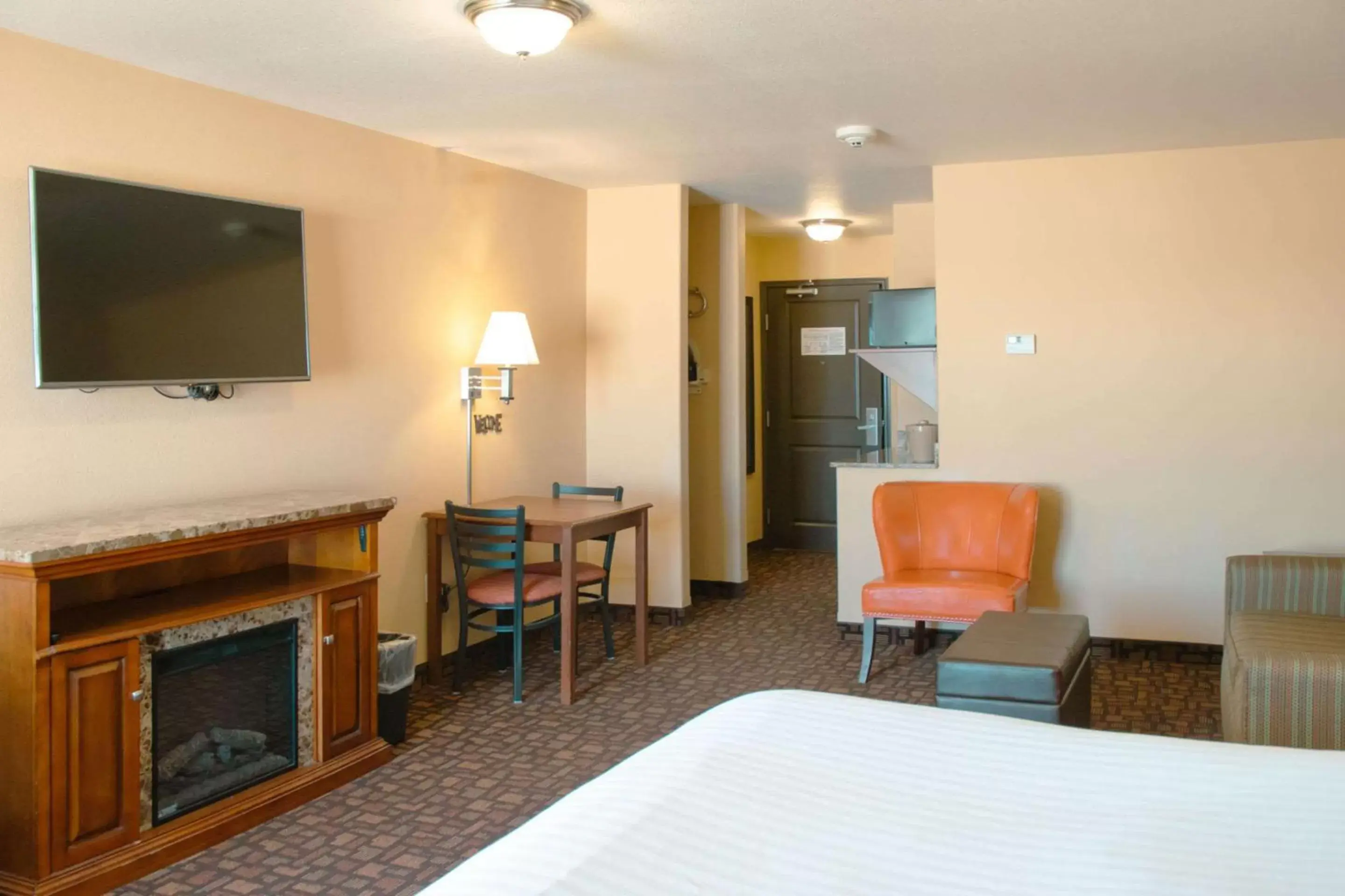 Bedroom, Bed in Expressway Suites of Grand Forks