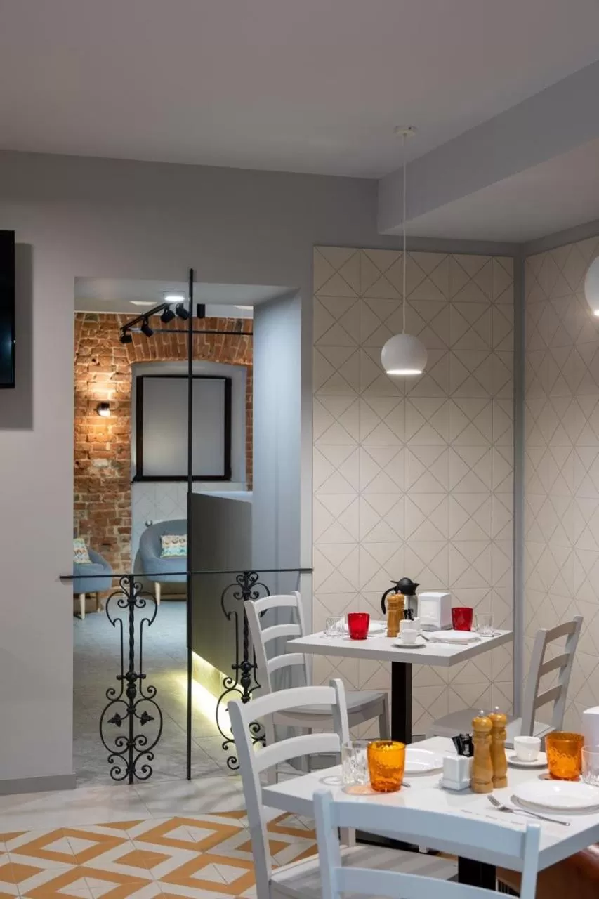 Dining area in Four Rooms City