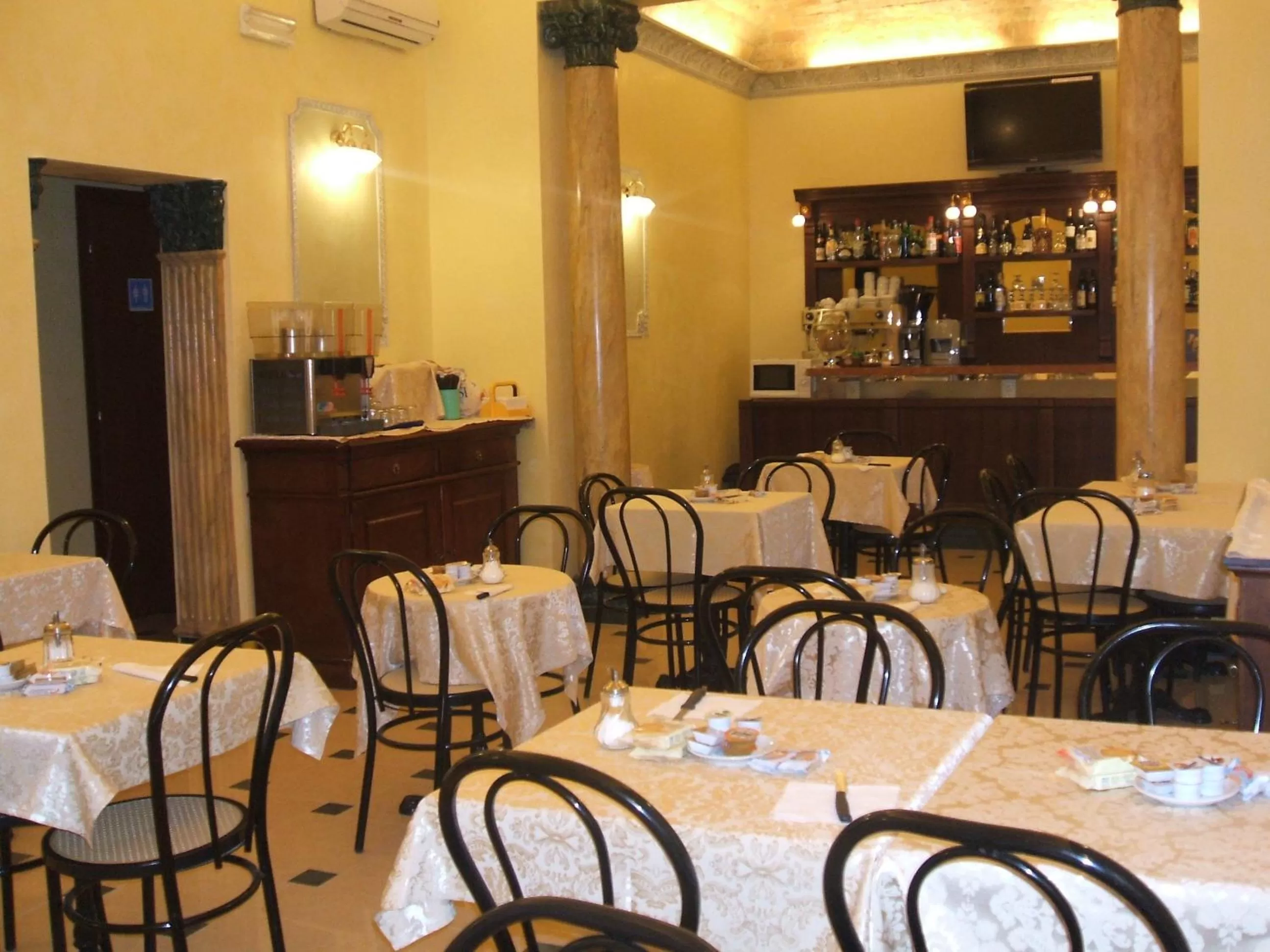 Restaurant/places to eat in Cambridge Hotel