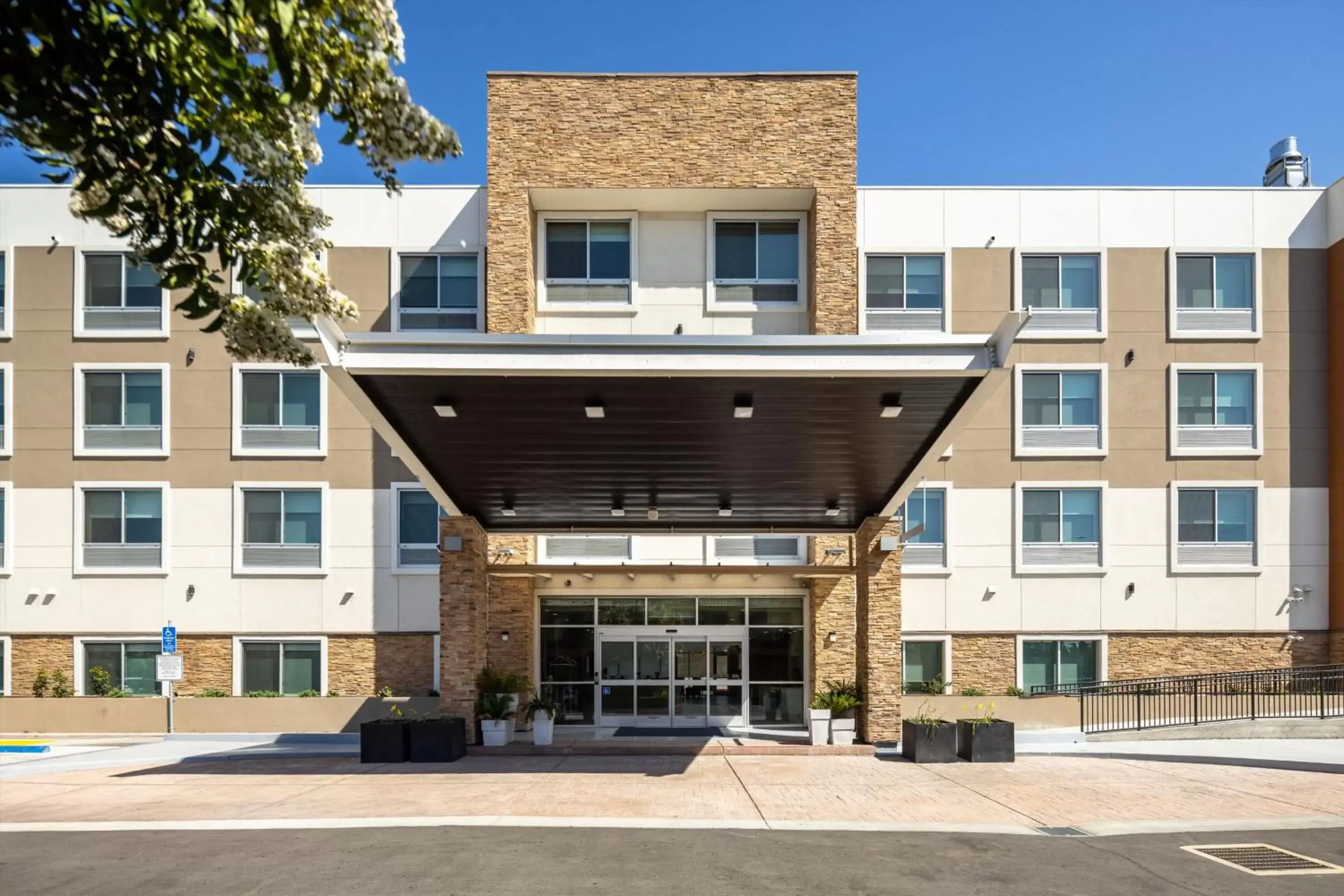 Property Building in Holiday Inn Express & Suites - San Jose Silicon Valley, an IHG Hotel