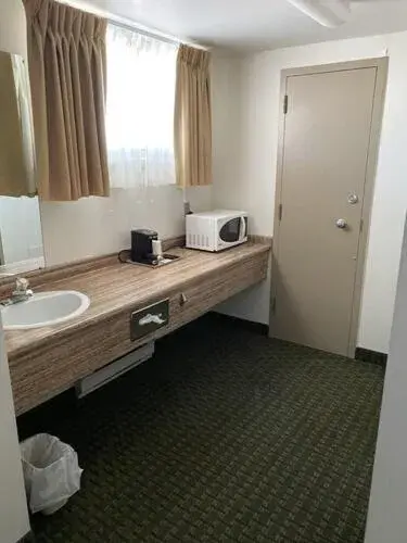 Kitchen or kitchenette, Bathroom in Ramada by Wyndham Thunder Bay Airlane Hotel